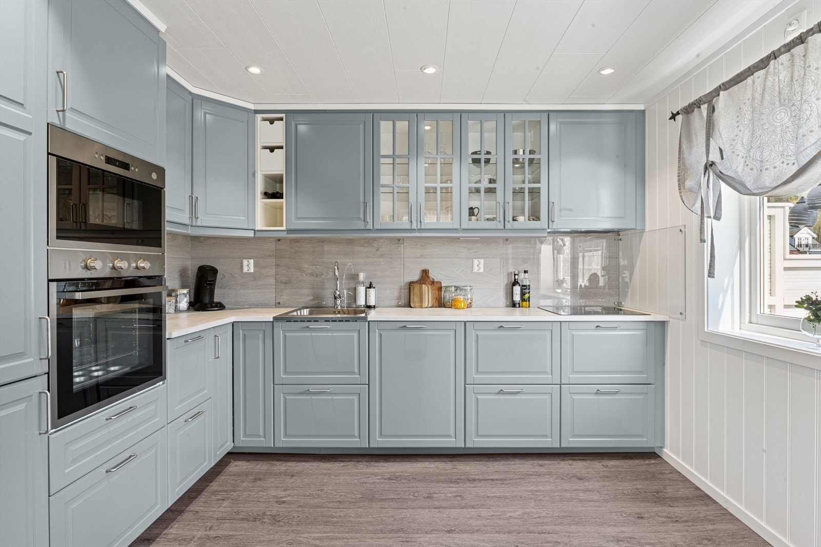 Kjøkkenet er lekkert innredet, og har farger som harmonerer godt med resten av etasjen Galleribilde