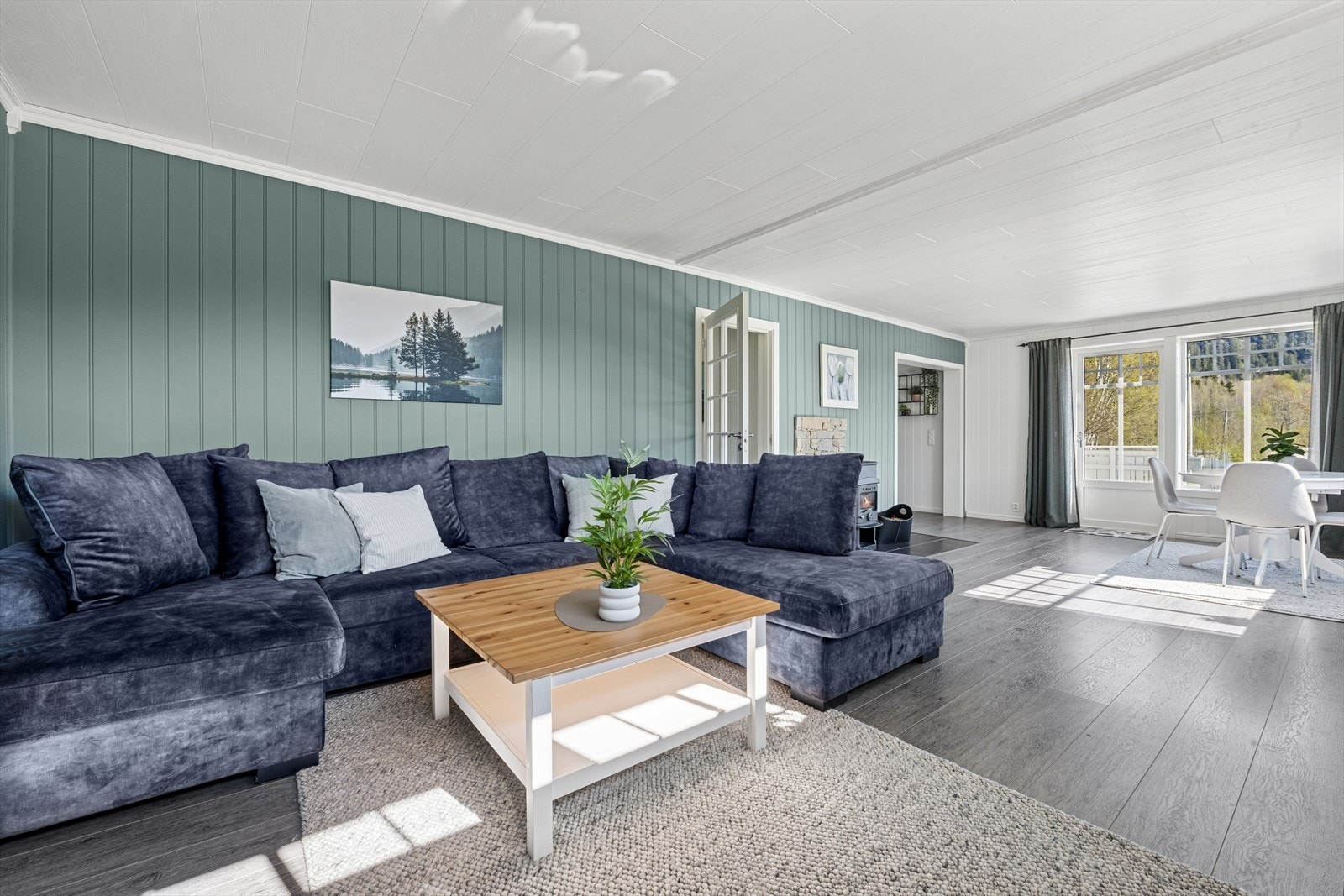 Stuen fremstår som romslig og enkel å innrede Galleribilde