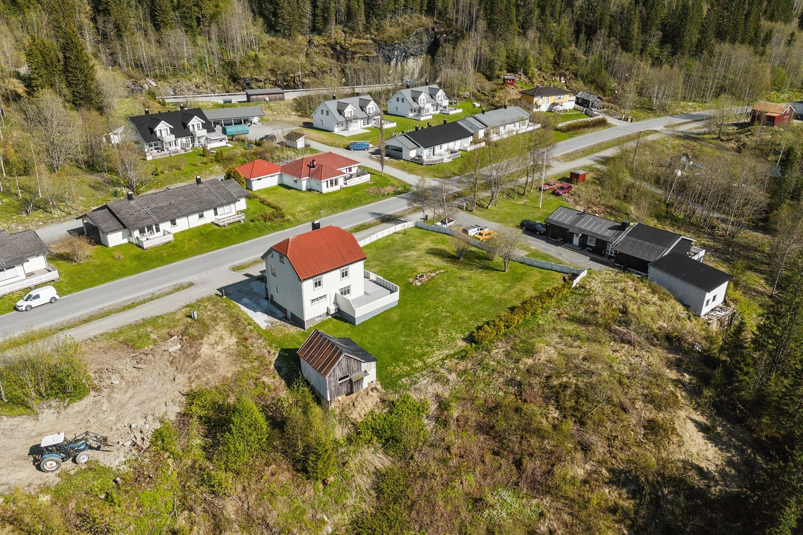 Tomten er på ca 1 155m², perfekt for de som er på utkikk etter enebolig med god hage! Galleribilde