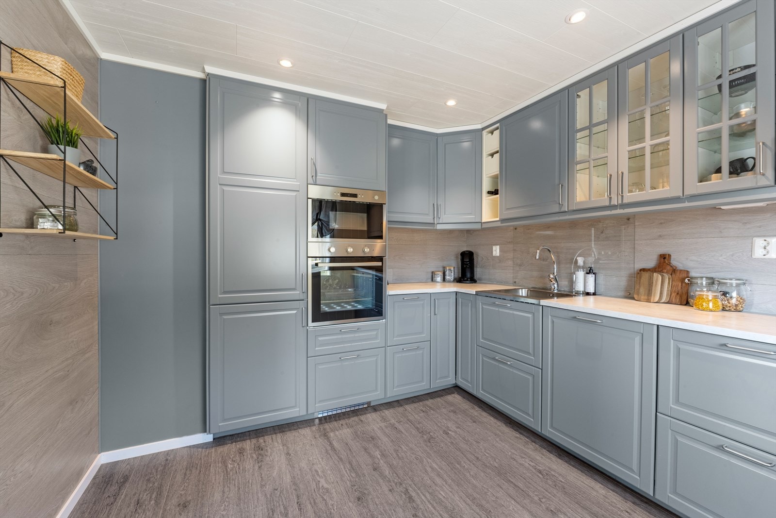 Her har kokken godt med både skap og benkeplass! Galleribilde