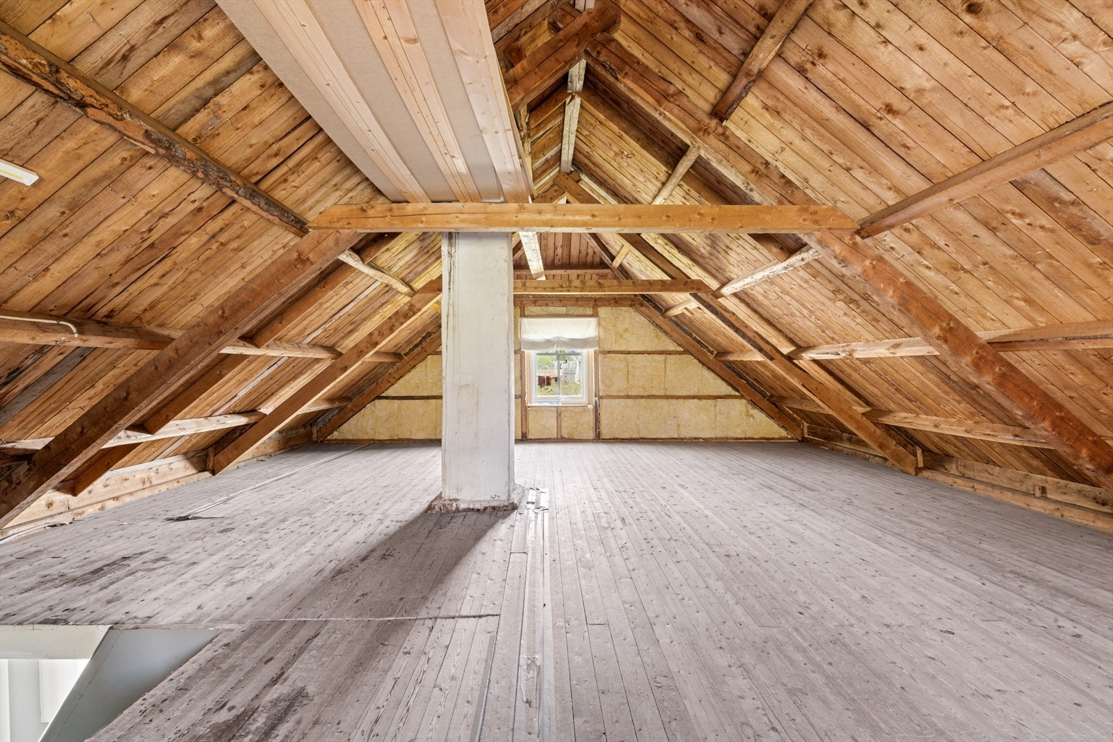 Boligen har et stort loft med uforløst potensiale, loftet har hovedsaklig blitt brukt til oppbevaring Galleribilde