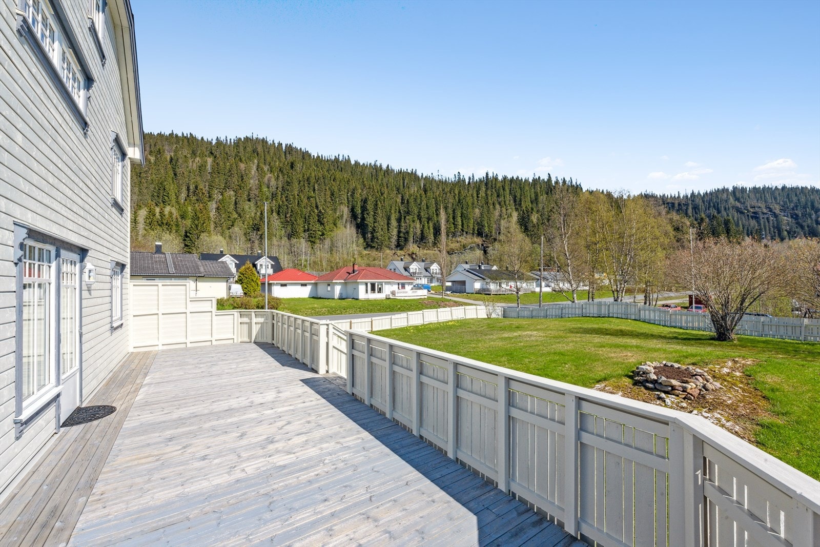 Stor terrasse på hele 52m², som lett kan møbleres på ulikt vis Galleribilde
