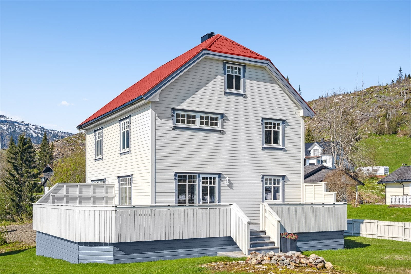 DNB Eiendom v/Lars-Kåre Valla Jacobsen har gleden av å presentere vakre Nordmarkvegen 36 i Finneidfjorden! Galleribilde