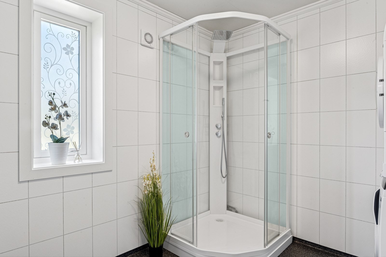 Badet er utstyrt med et moderne dusjkabinett og har opplegg for vaskemaskin Galleribilde