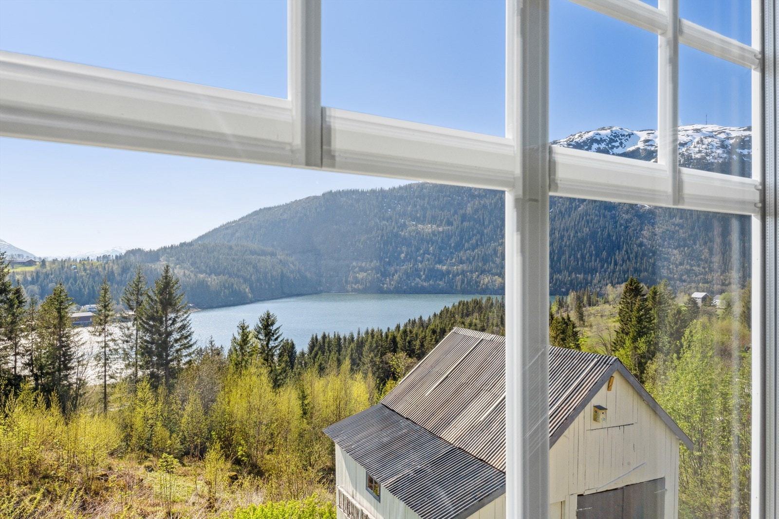 Fra stuen er det flott utsikt ned mot fjorden Galleribilde