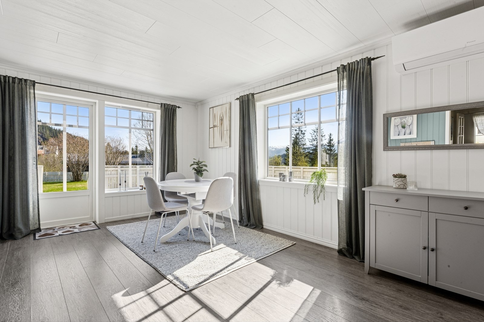 Stuen kan lett innredes med flere sittegrupper og har også utgang til en stor terrasse Galleribilde