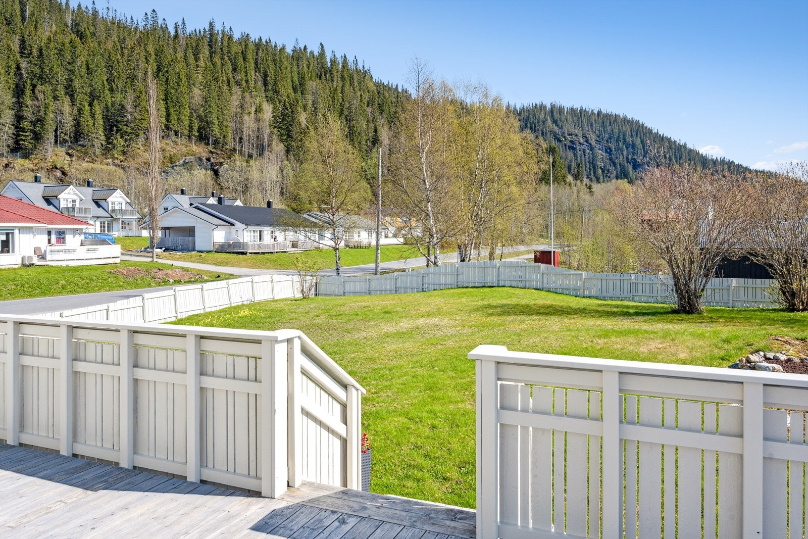 Man har også hurtig tilgang til hagen fra terrassen Galleribilde