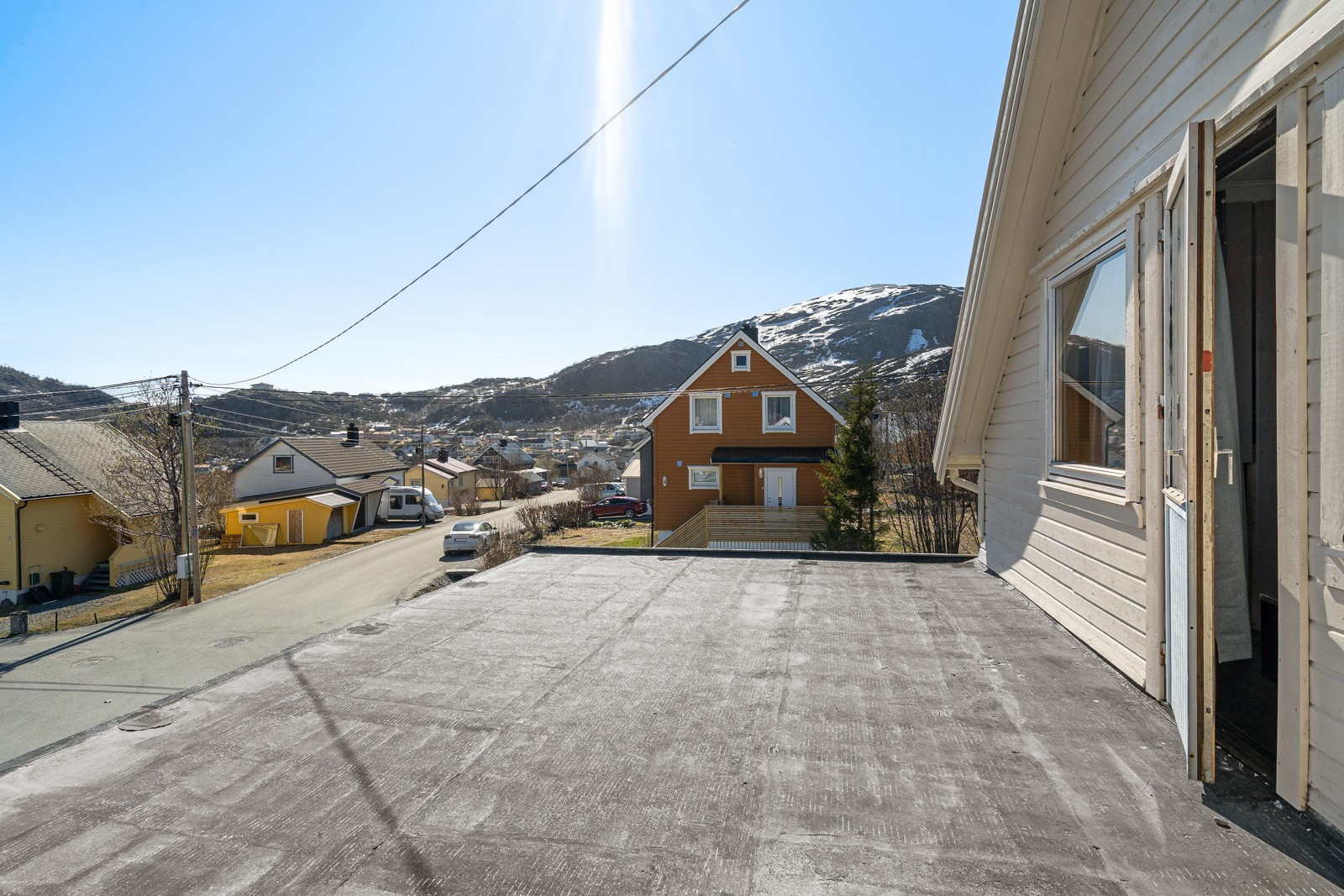 Utgang til tak uten rekkverk eller dekke. Her finnes muligheter for å etablere terrasse!