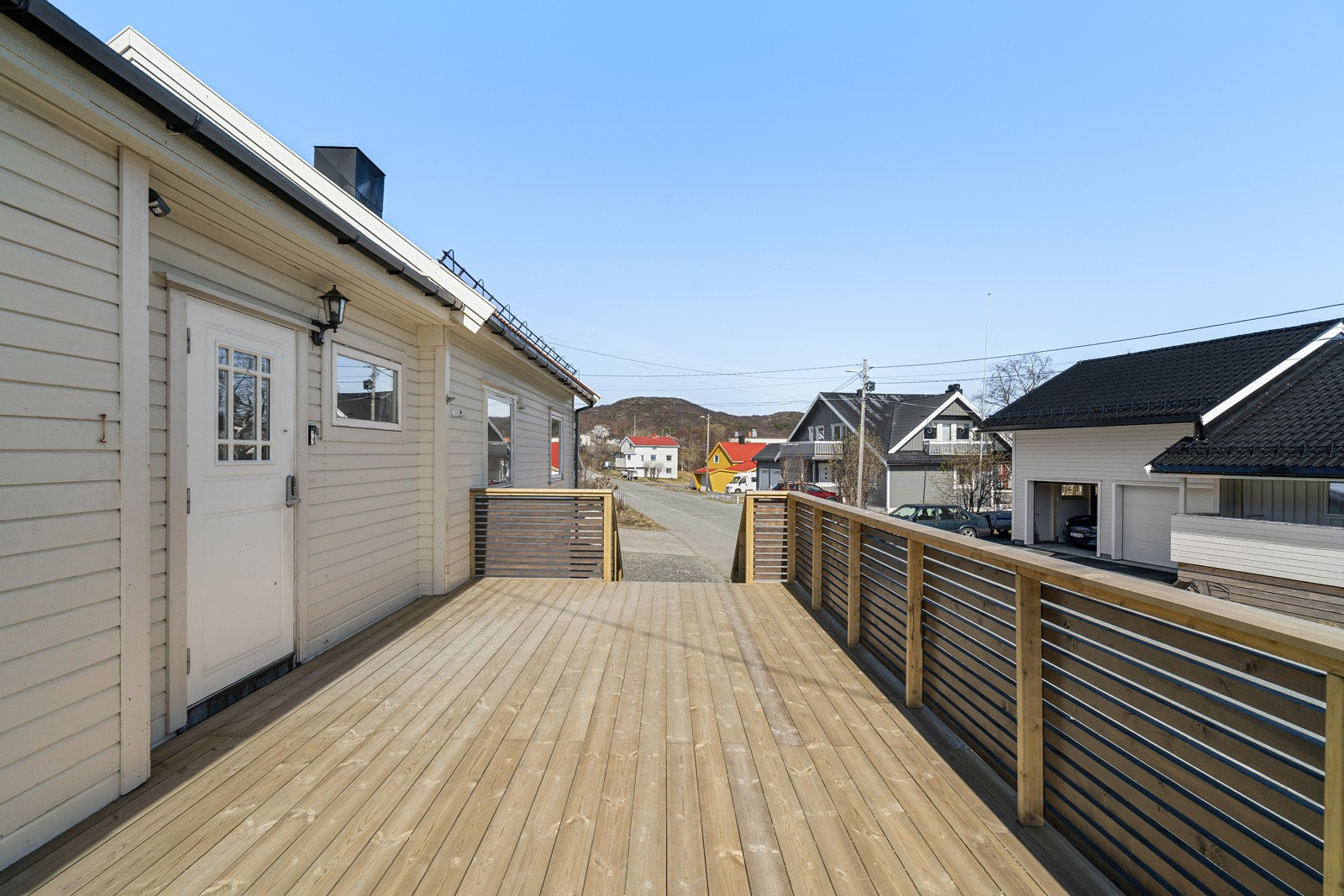Nyetablert terrasse på fremsiden av huset