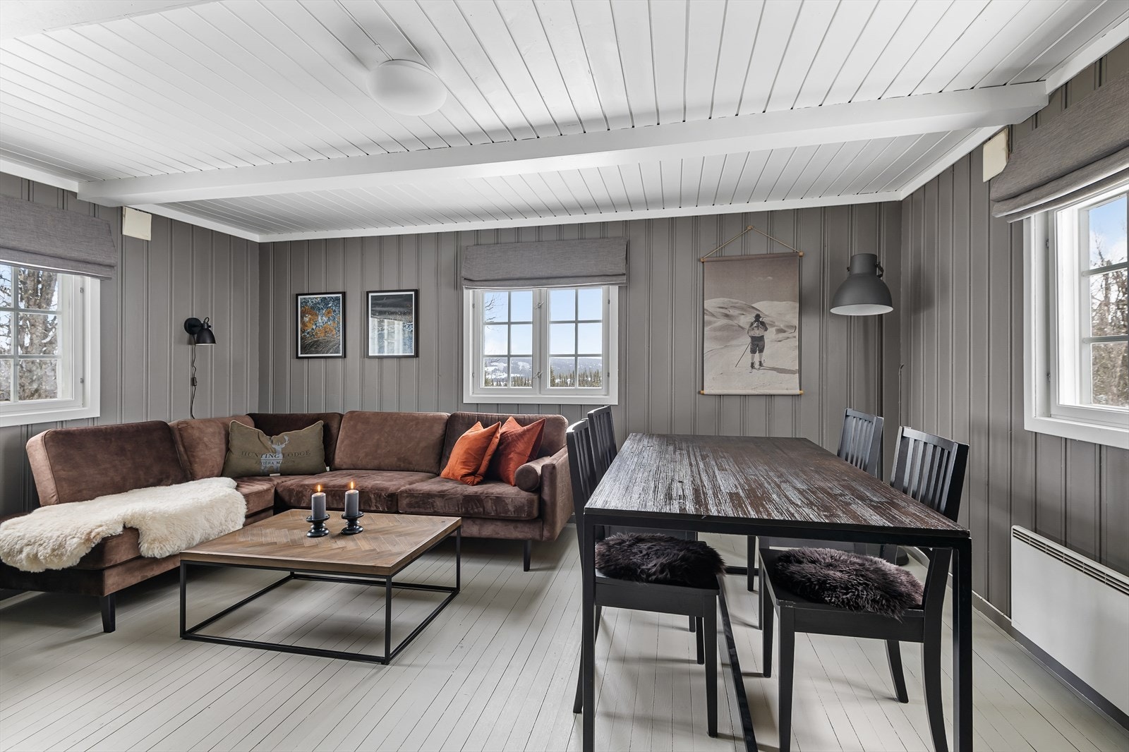 Velkommen inn - Hytta har ei trivelig stue med god plass for sofakrok og spisegruppe Galleribilde