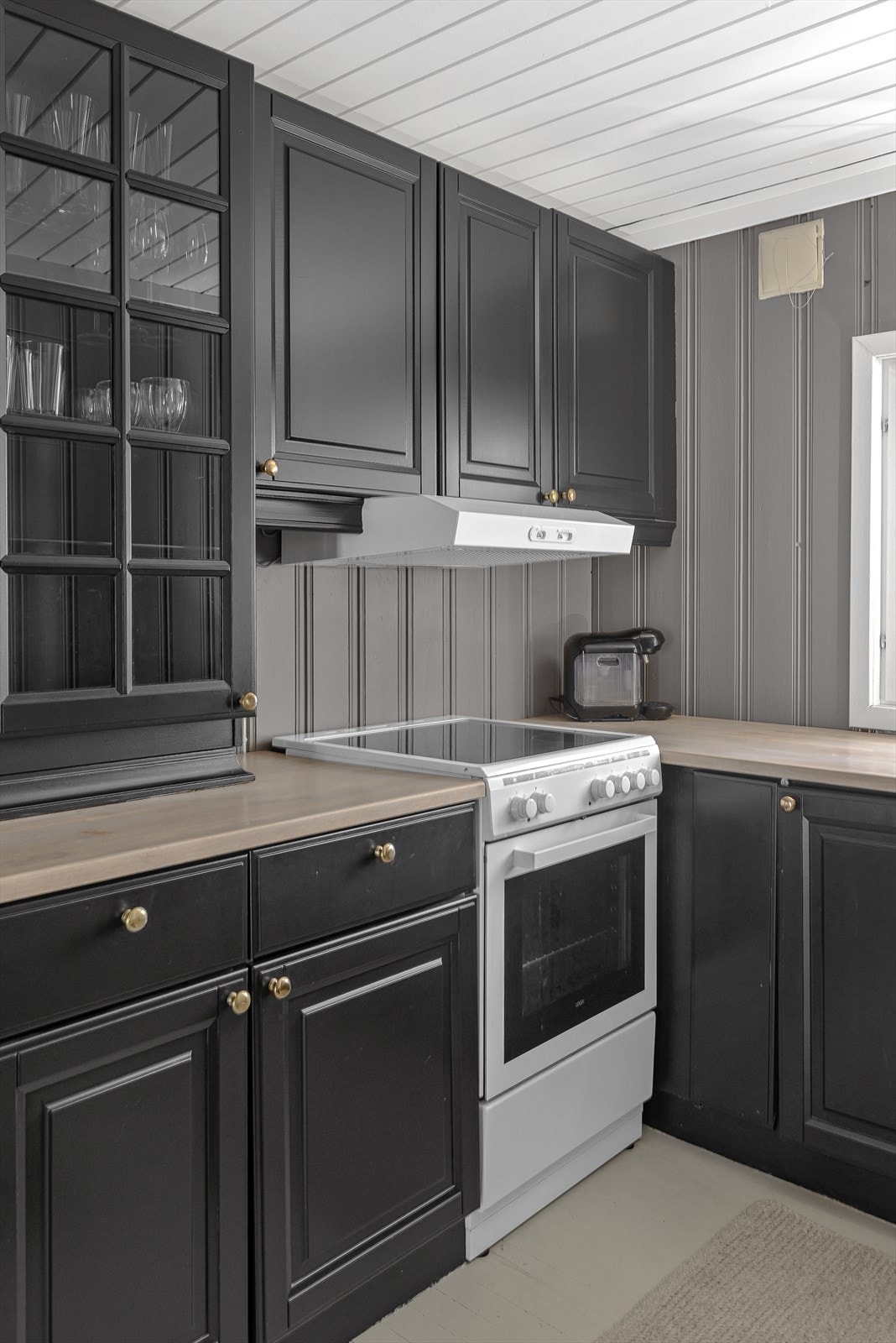 Her har en det en måtte trenge av skap-, skuff- og benkeplass Galleribilde