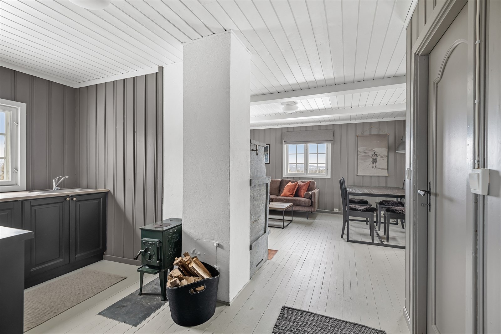 Kjøkkenet er plassert i et innhuk, og har en kjekk vedovn som hjelper til med å opprettholde varmen. Galleribilde