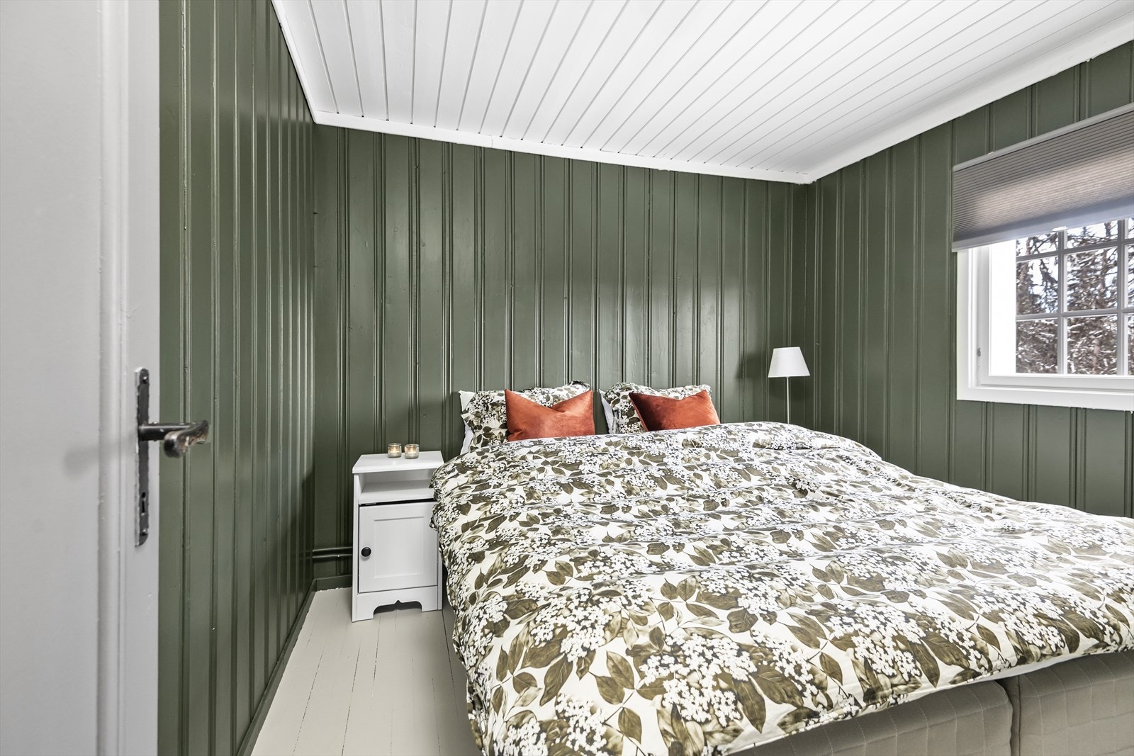 Hovedsoverommet er romslig og har godt plass for dobbeltseng og enkle garderobeløsninger Galleribilde