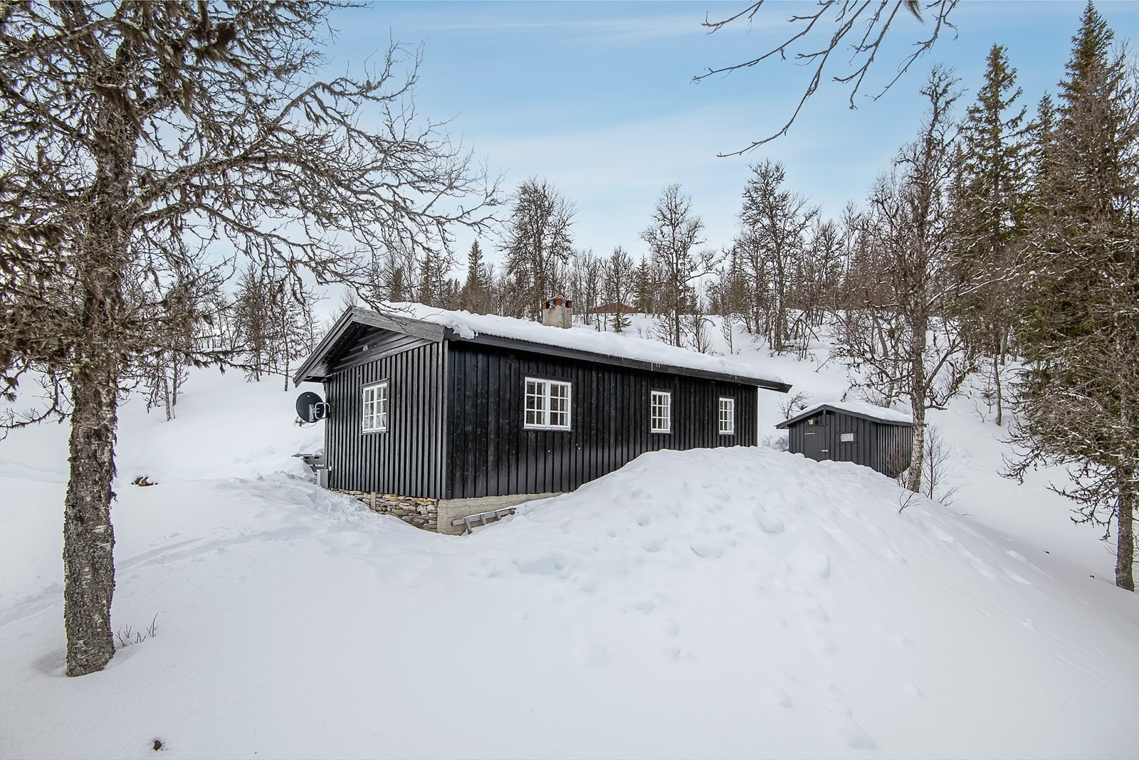 Hytten har helårsvei. Det er bom inn til hyttefeltet. Galleribilde