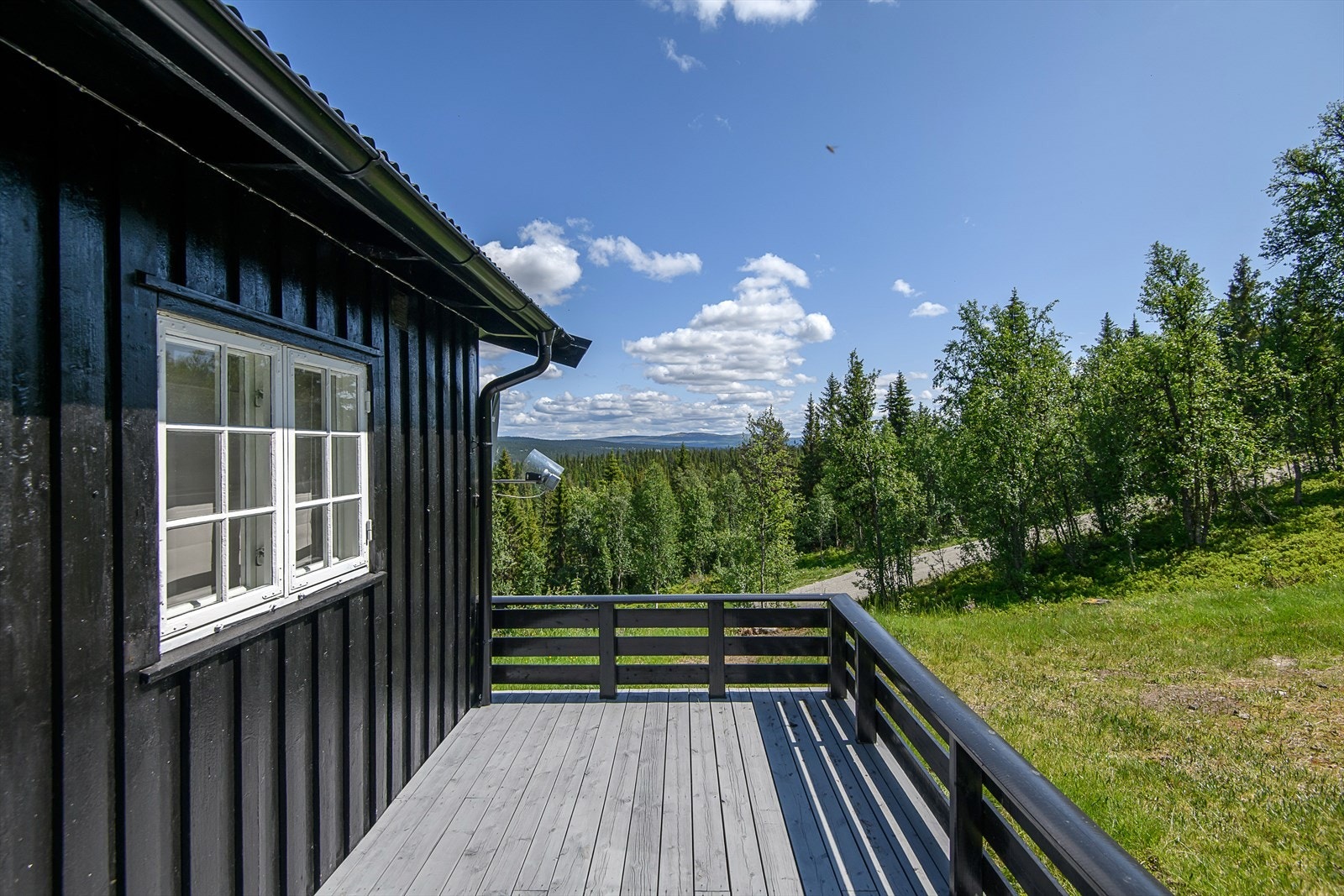 Solrik terrasse ved inngangspartiet - god plass til utemøblement Galleribilde