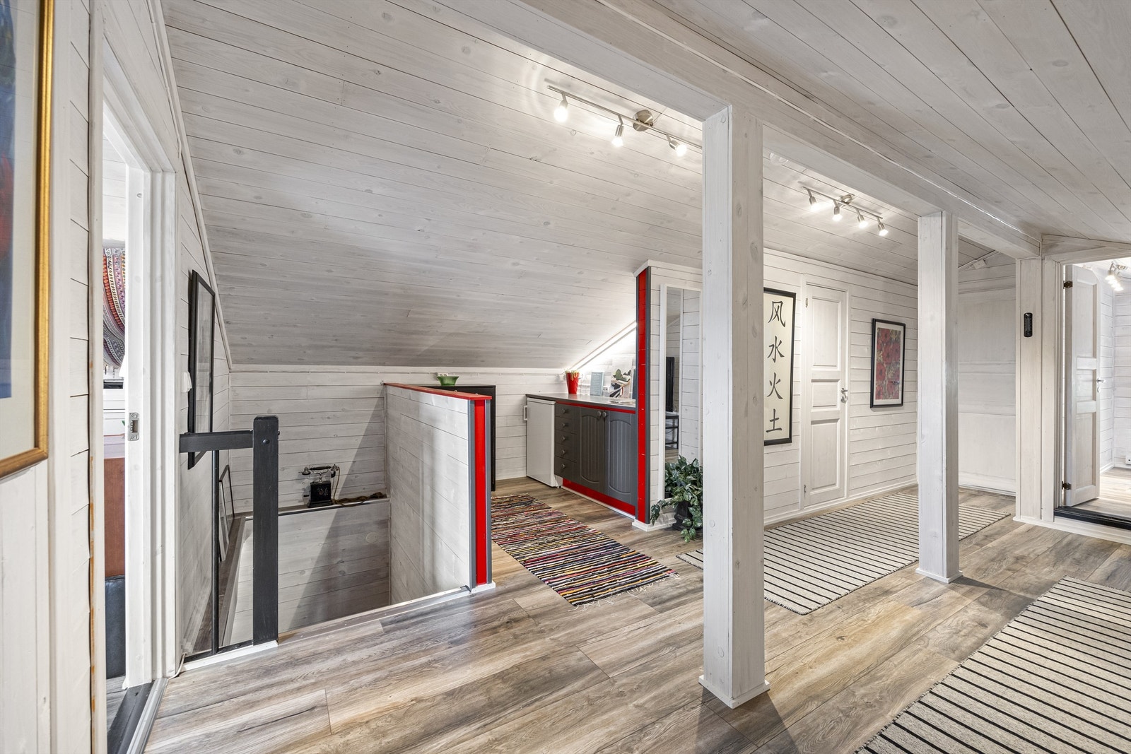 Garasjen er innredet med et lite kjøkken, bad og oppholdsrom (ikke omsøkt) Galleribilde