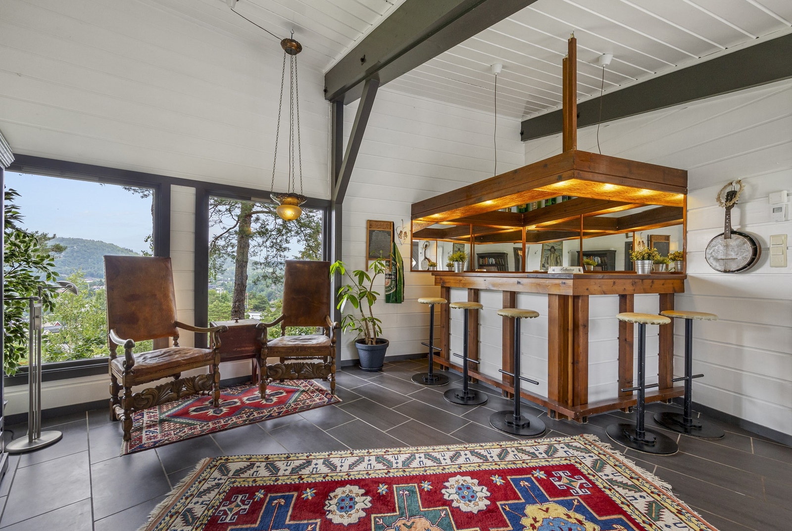 Bar/hall med store vindusflater og utsikt mot fjorden Galleribilde