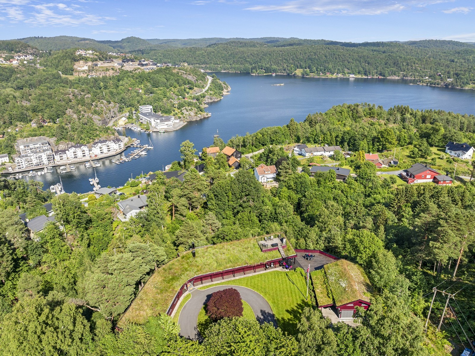 Denne unike eneboligen har en fantastisk beliggenhet i naturskjønne
omgivelser, helt usjenert i gangavstand fra sentrum! Galleribilde