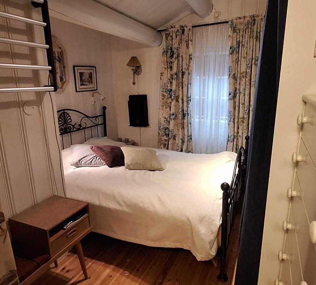 Hovedsoverom, dobbeltseng 180 cm, skap med plassbesparende forheng i fotenden av sengen. Galleribilde