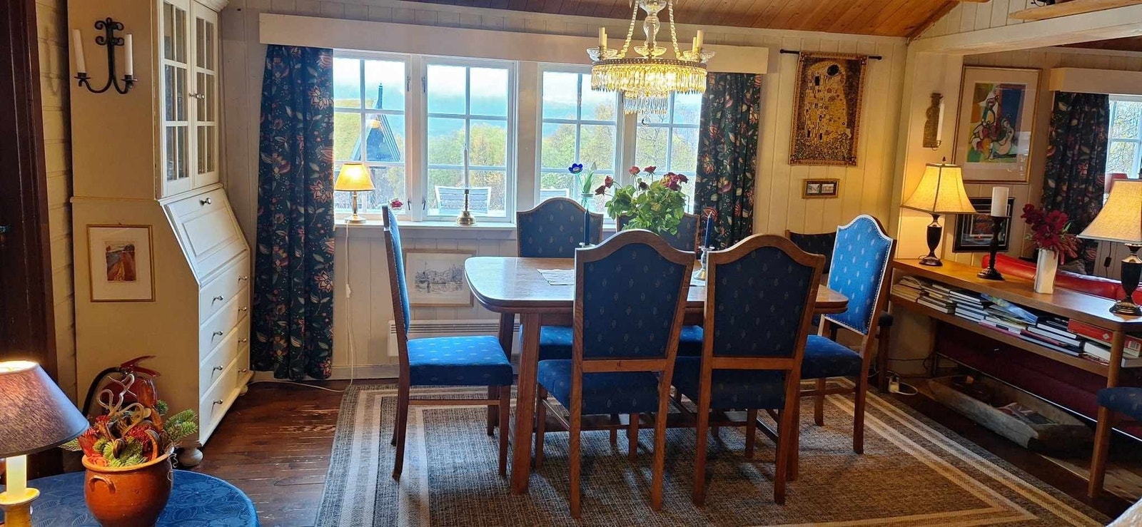 Spisestue sett fra kjøkken. Når vi setter bordet andre veien og trekker ut platene,plass til 10-12 personer Galleribilde