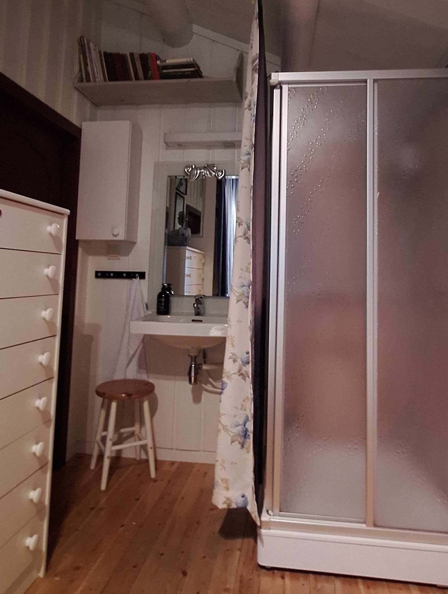 Vask og dusjkabinett på hovedsoverom Galleribilde