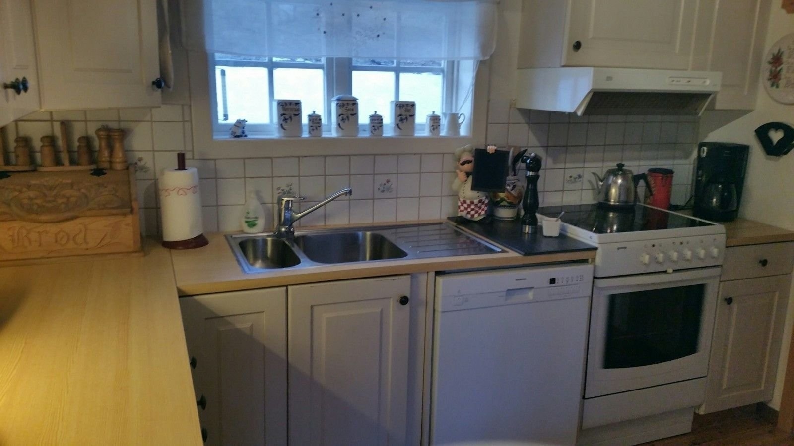 Kjøkken med lysinnslipp fra vindu, ventilatorhette med lufting ut, Galleribilde