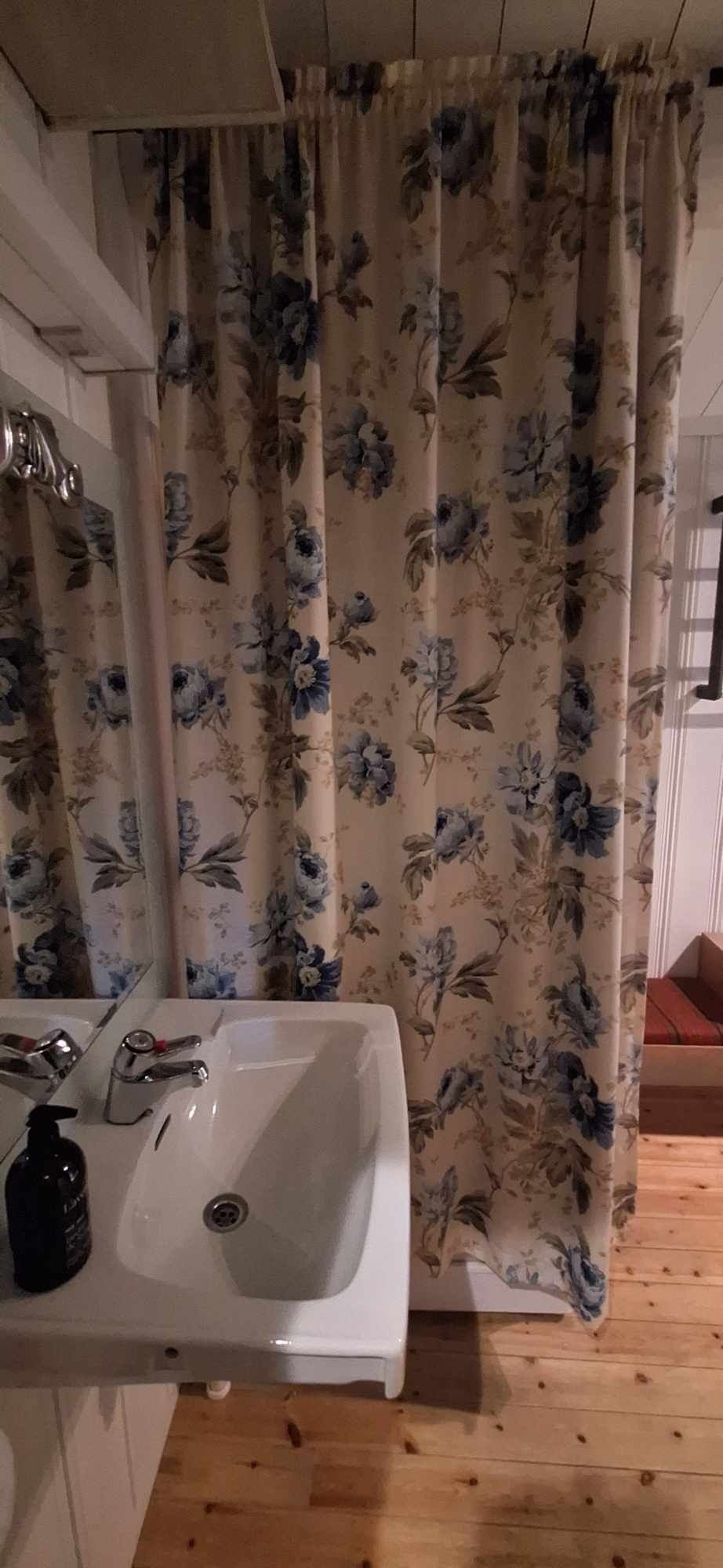 Dusj bak forheng og vask på hovedsoverom. elektrisk håndkletørrr Galleribilde