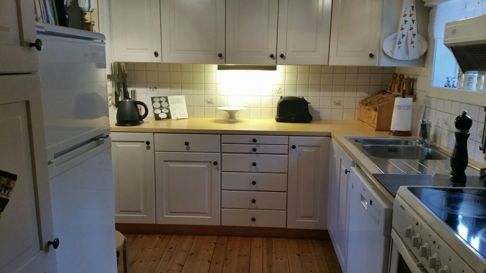 Romslig kjøkken med oppvaskmaskin, komfyr med keramsik platetopp (nesten ny), kjøl/frys. Godt med skap- og benkeplass. Galleribilde