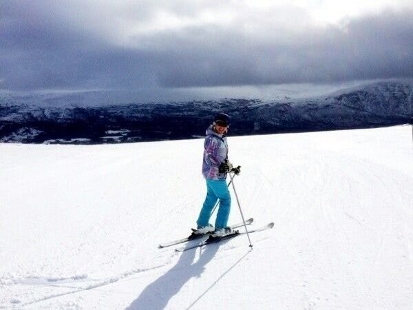 Ta skiene på skulderen og du går til Stølen skisenter på få minutter....og sklir på skiene hjem igjen. Galleribilde