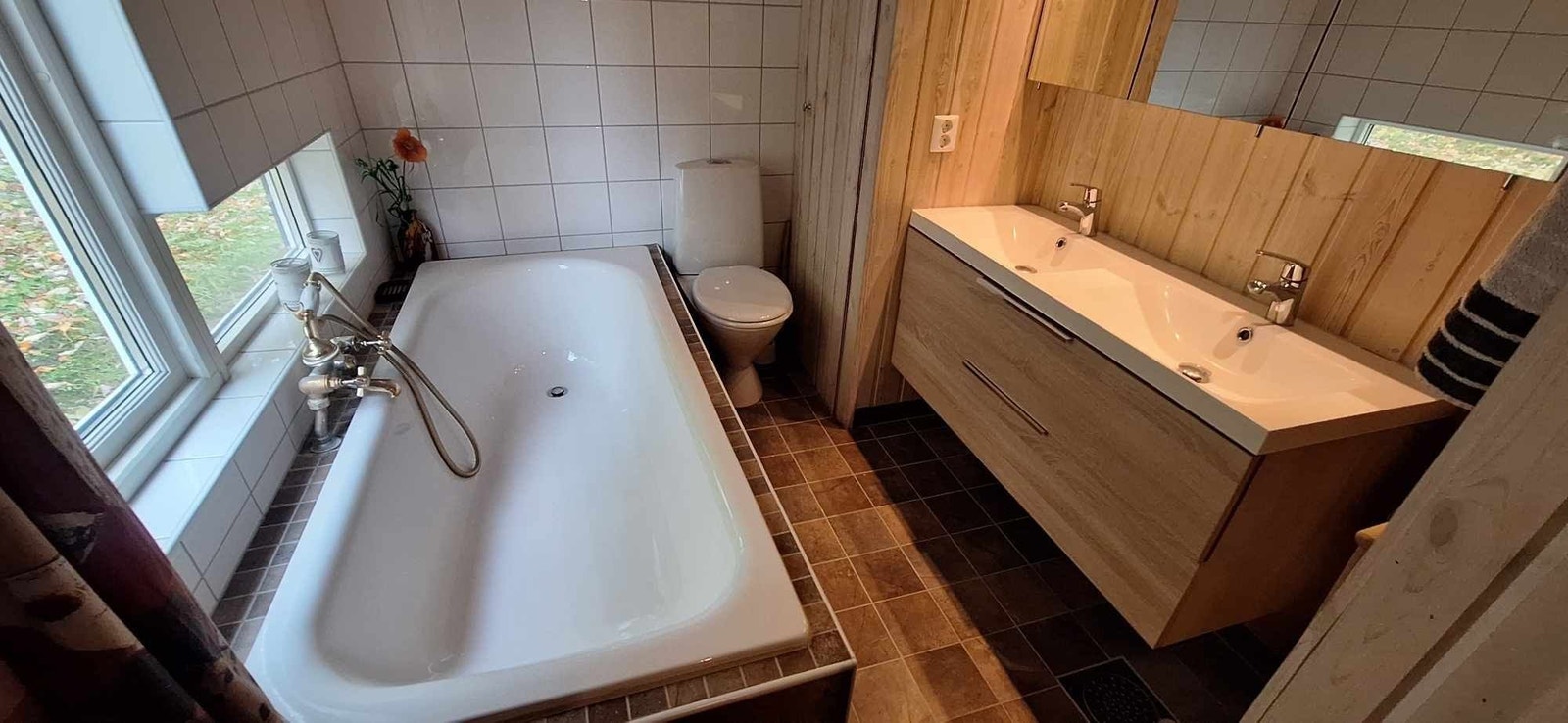 Hovedbad av nyere dato, flislagt gulv med varmekabler, elektrisk håndkletørrer, stor varmtvannstank skjult i skap (300 l) Galleribilde