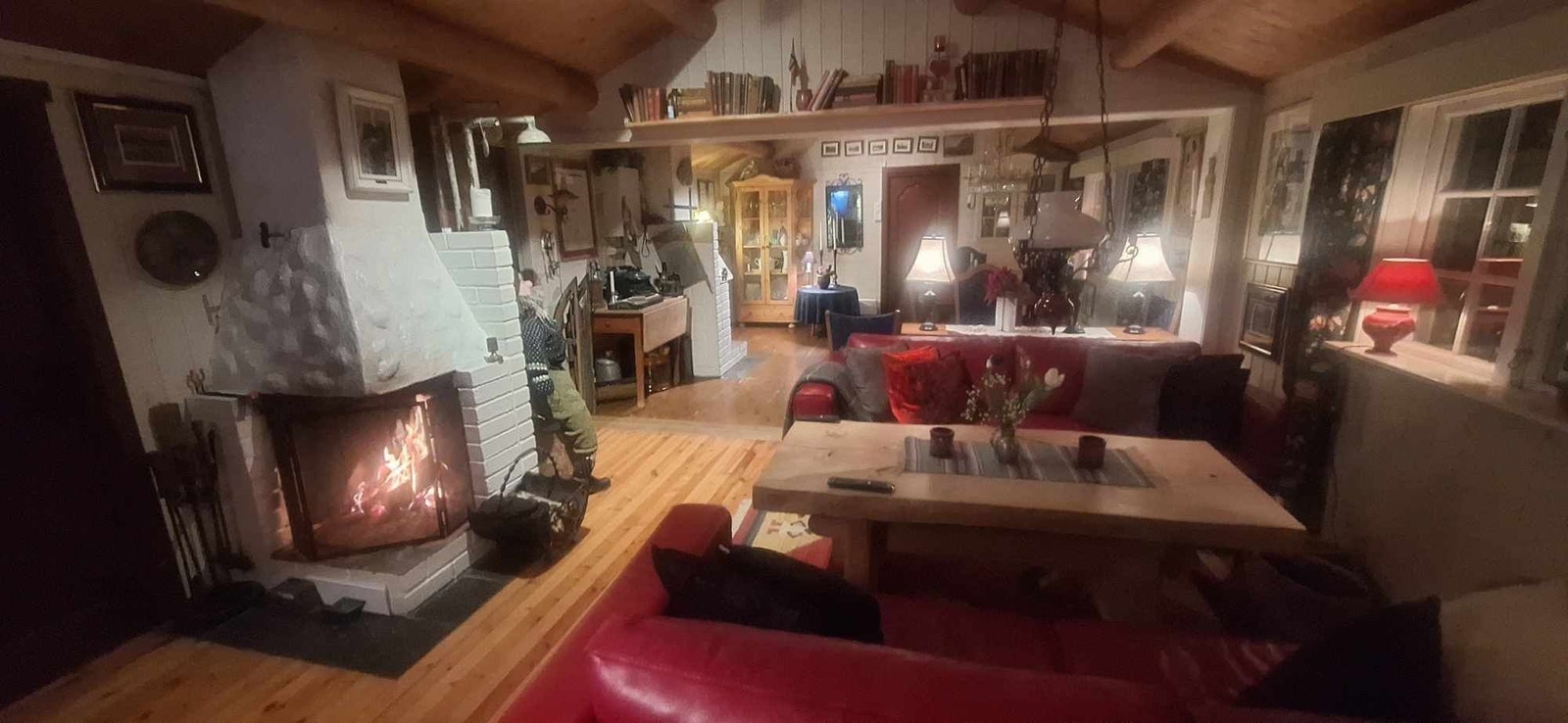 Koselig stue med 2 peiser, her ved salongområdet Galleribilde