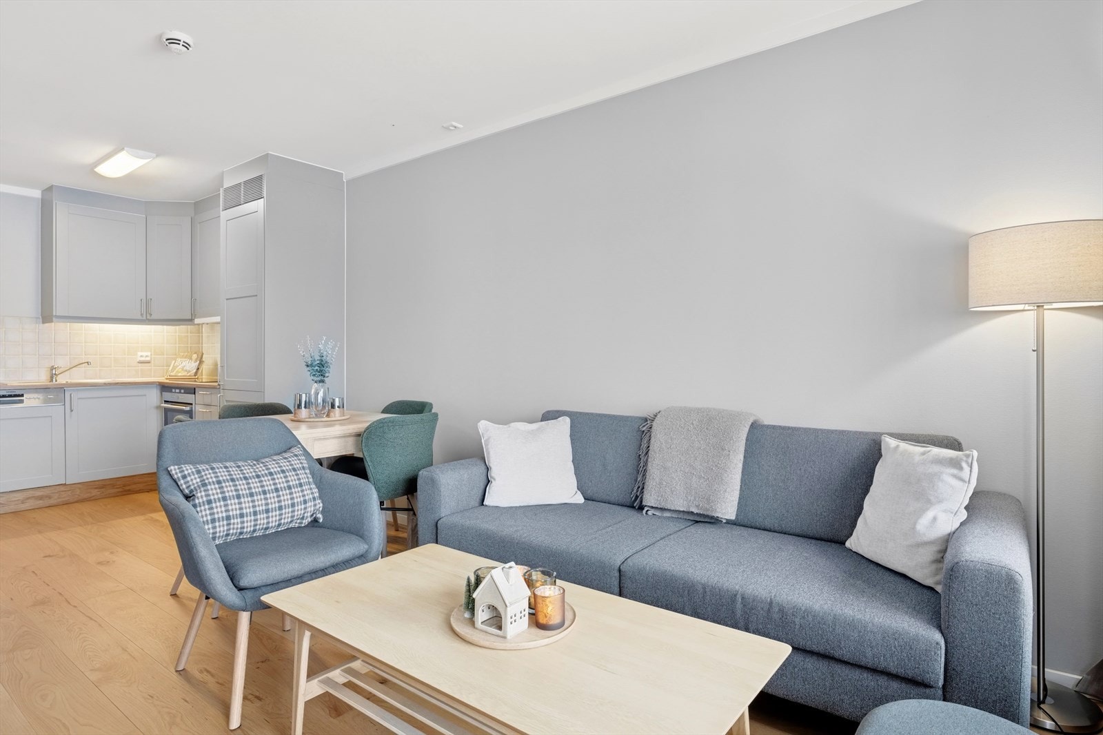 Den åpne integrasjonen med kjøkkenet skaper en luftig og sosial atmosfære, hvor matlaging og samvær går hånd i hånd. Galleribilde