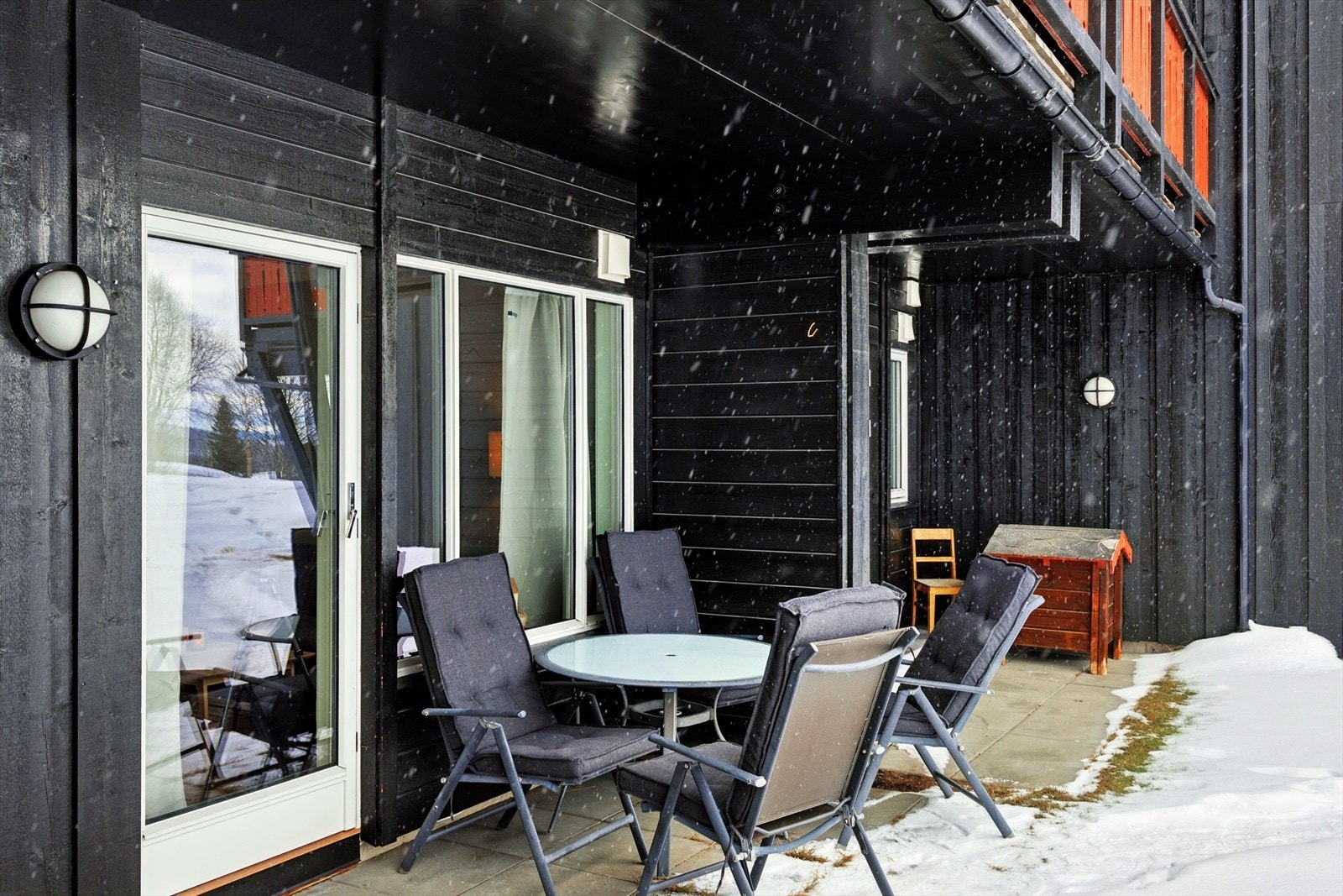 Utenfor stuen er det en fin overbygd markterrasse på ca. 8 kvm. Galleribilde