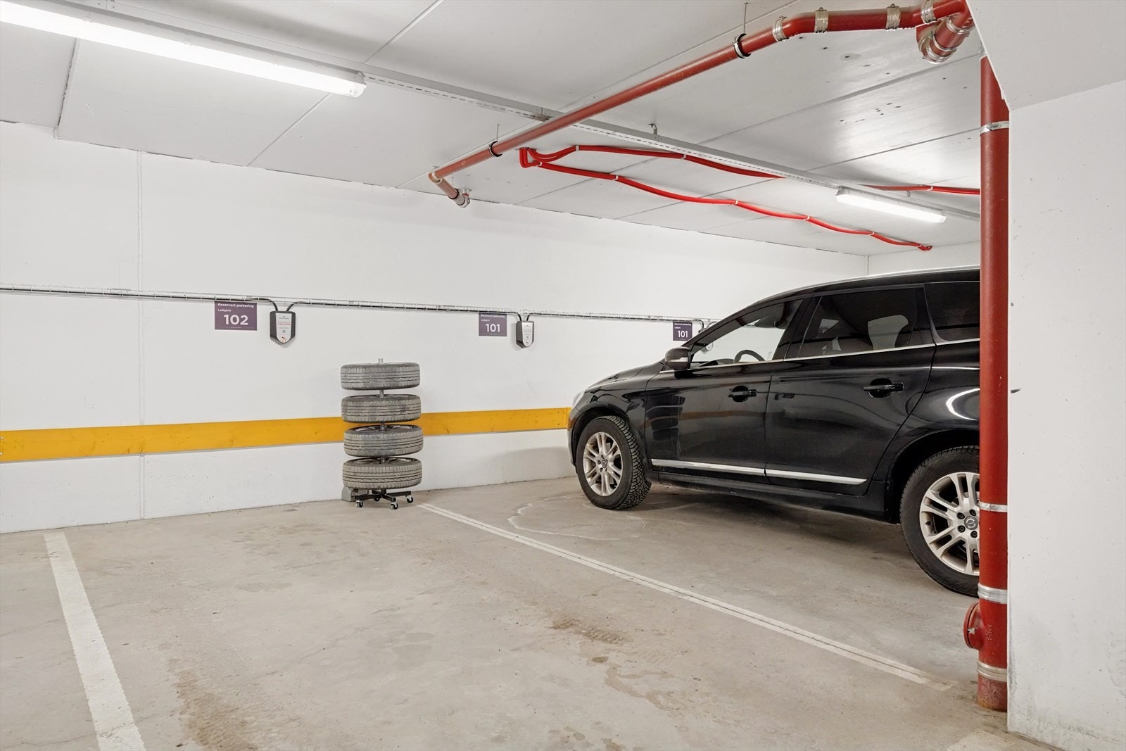 Det medfølger fast plass i parkeringsgarasje. Omnia har montert inn elbil-ladere på alle garasjeplassene som det er mulighet å inngå avtale på for å leie. Galleribilde