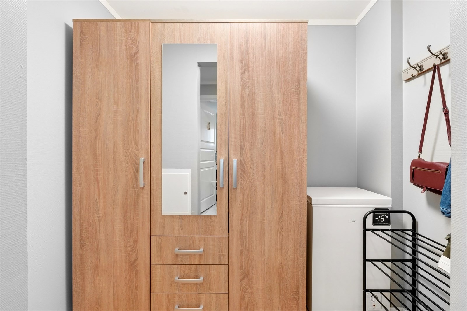 Praktisk og romslig garderobe. Galleribilde