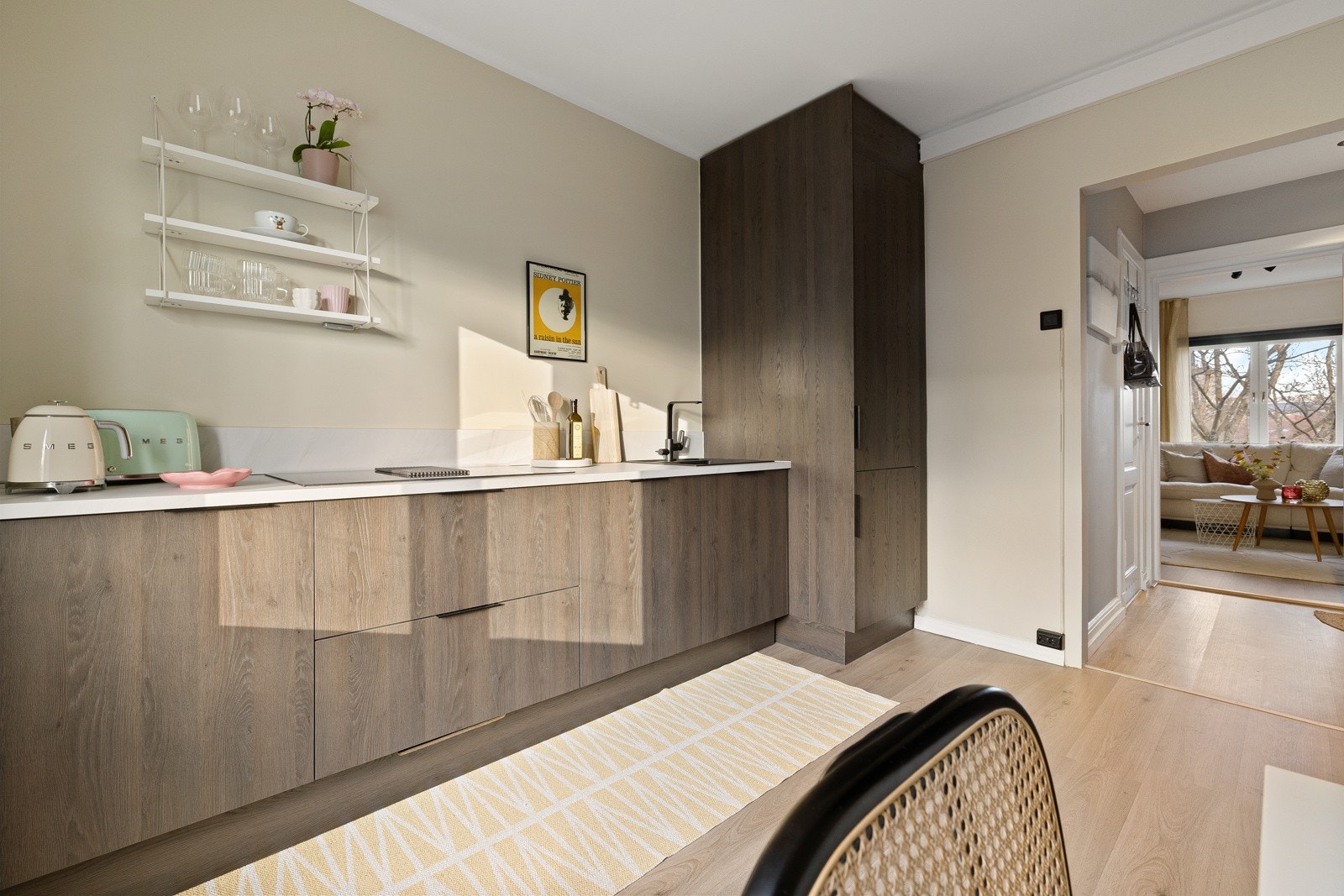 Sort servant i kompositt med matchende blandebatteri. Det er integrert vaskemaskin på kjøkkenet. Galleribilde