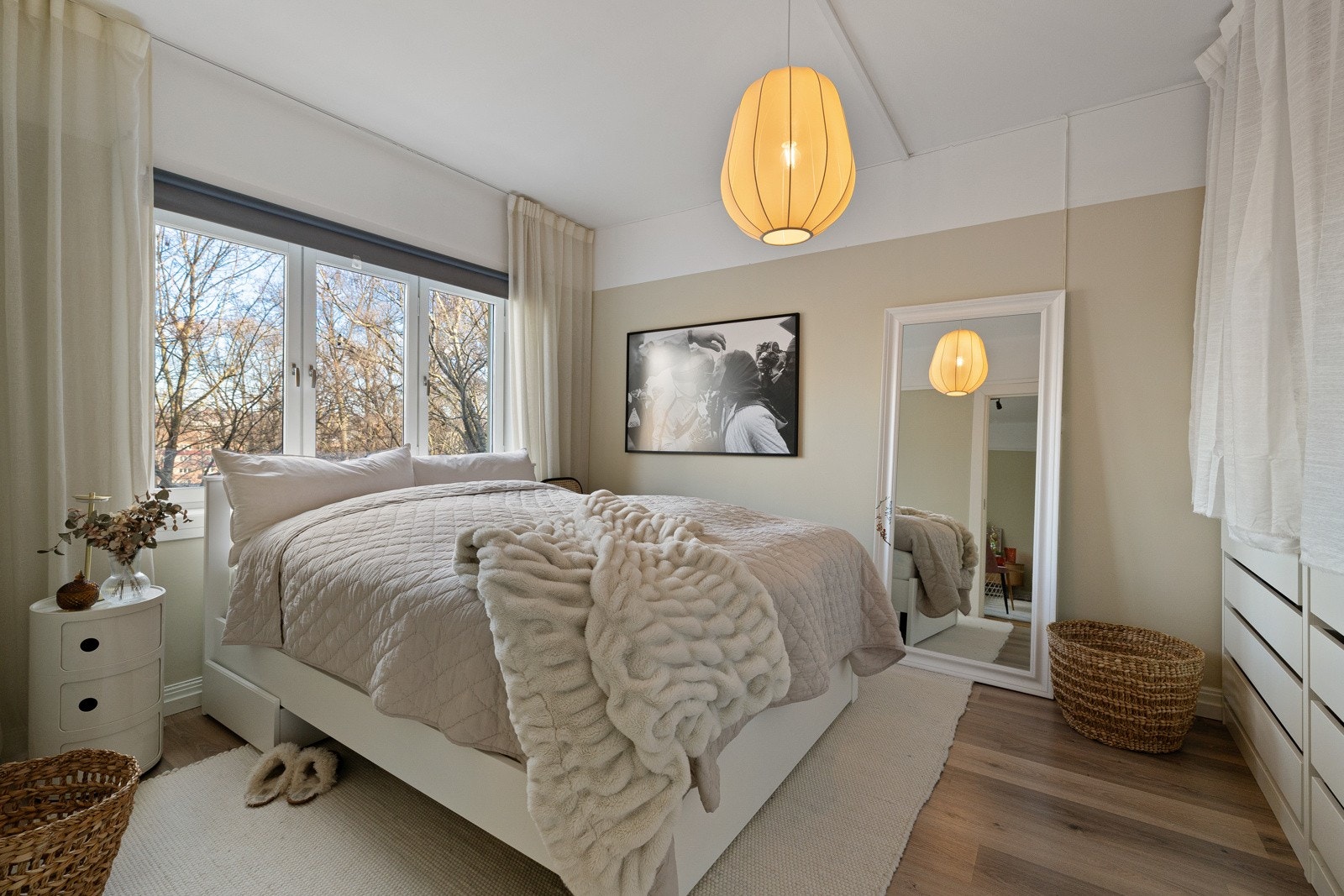 Romslig og lyst soverom med idyllisk og grønt parkutsyn. Galleribilde