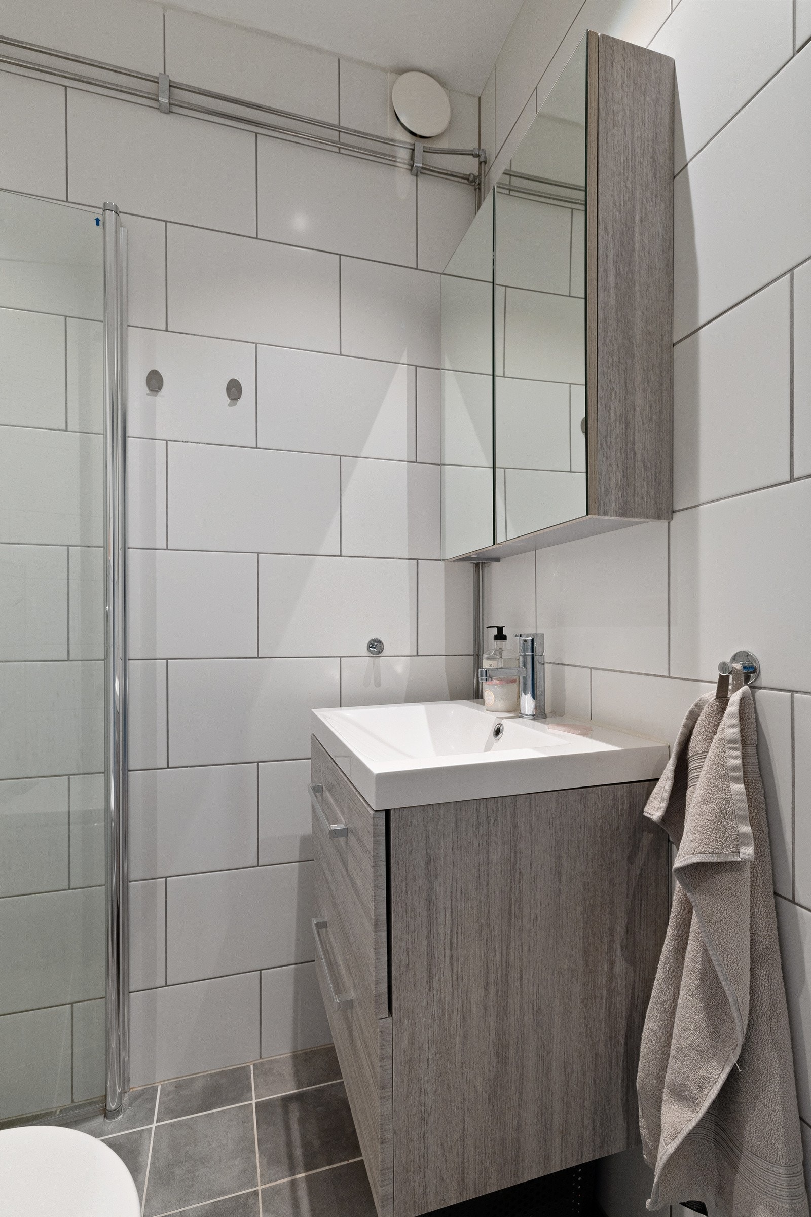 Baderommet ble oppgradert i 2015 med ny membran, fliser, vannrør og innredning. Nye downlights i 2023. Galleribilde