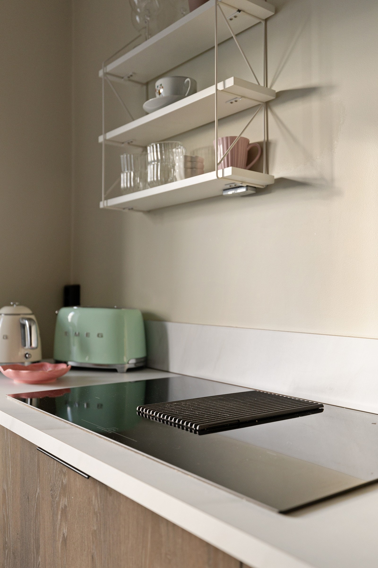 Stilren og påkostet platetopp med integrert ventilator. Galleribilde