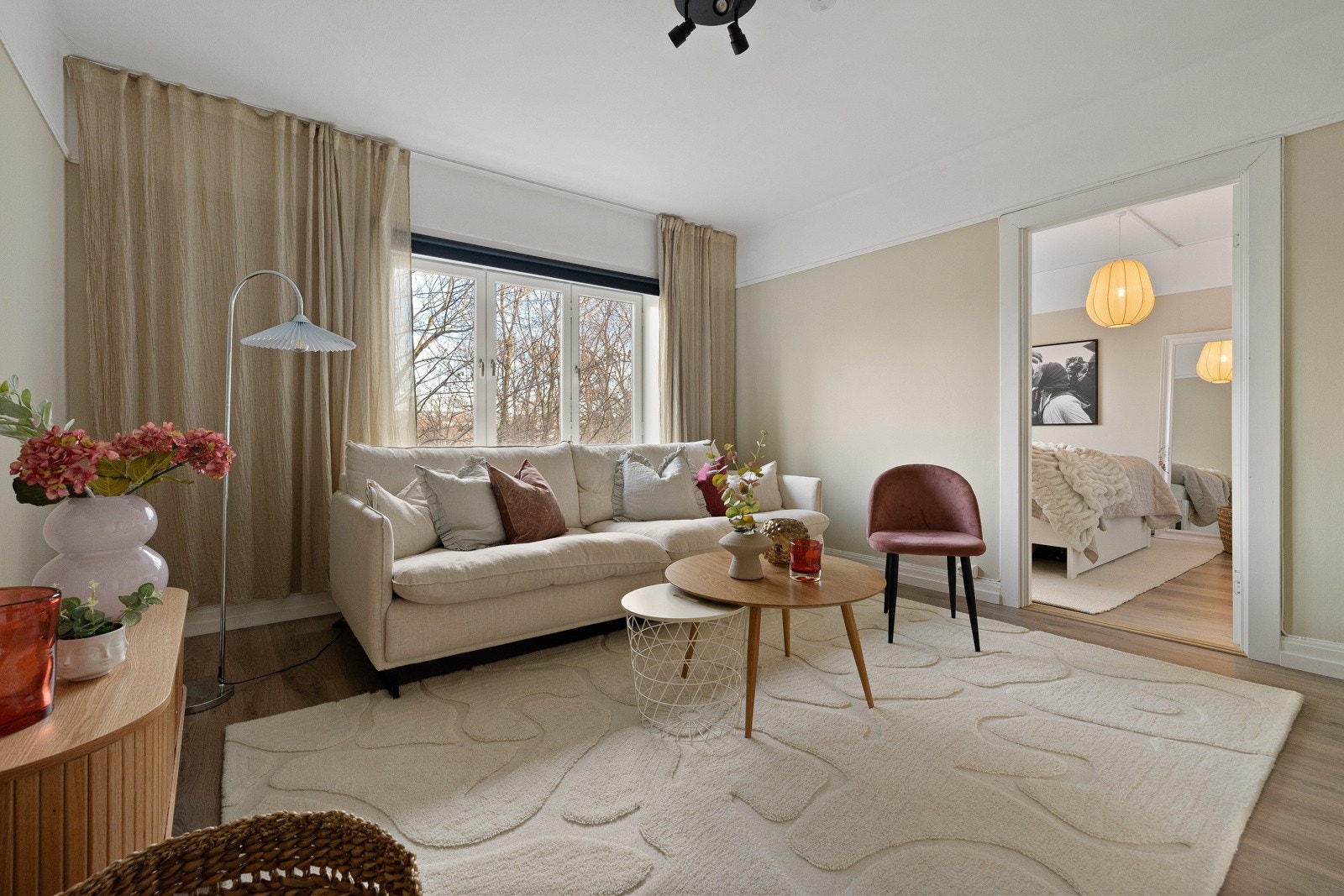 Generøs takhøyde med mye lysinnslipp som gjør at alle rom oppleves lyse og luftige. Galleribilde