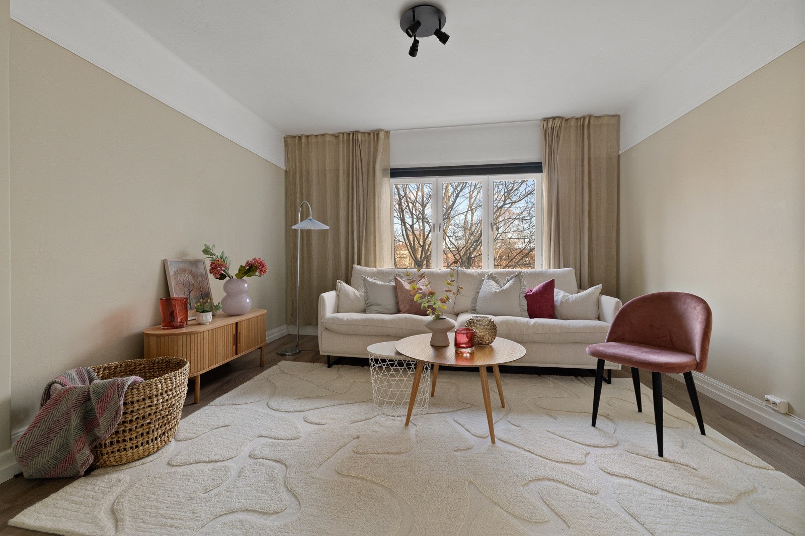 Stue med fritt utsyn mot idyllisk og grønt parkområde. Galleribilde