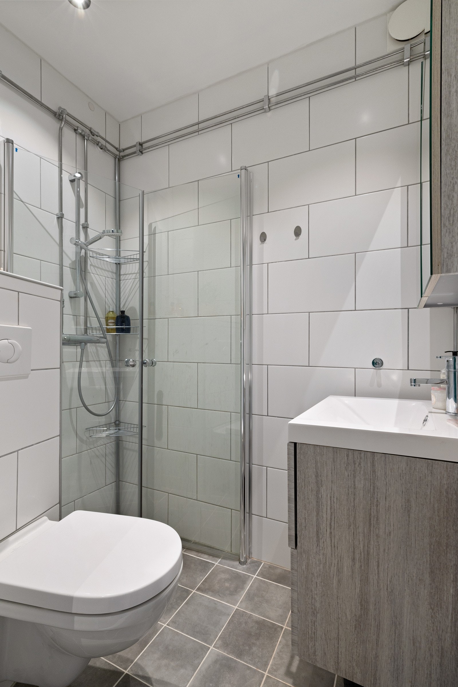 Pent flislagt baderom med varmekableer i gulv. Galleribilde