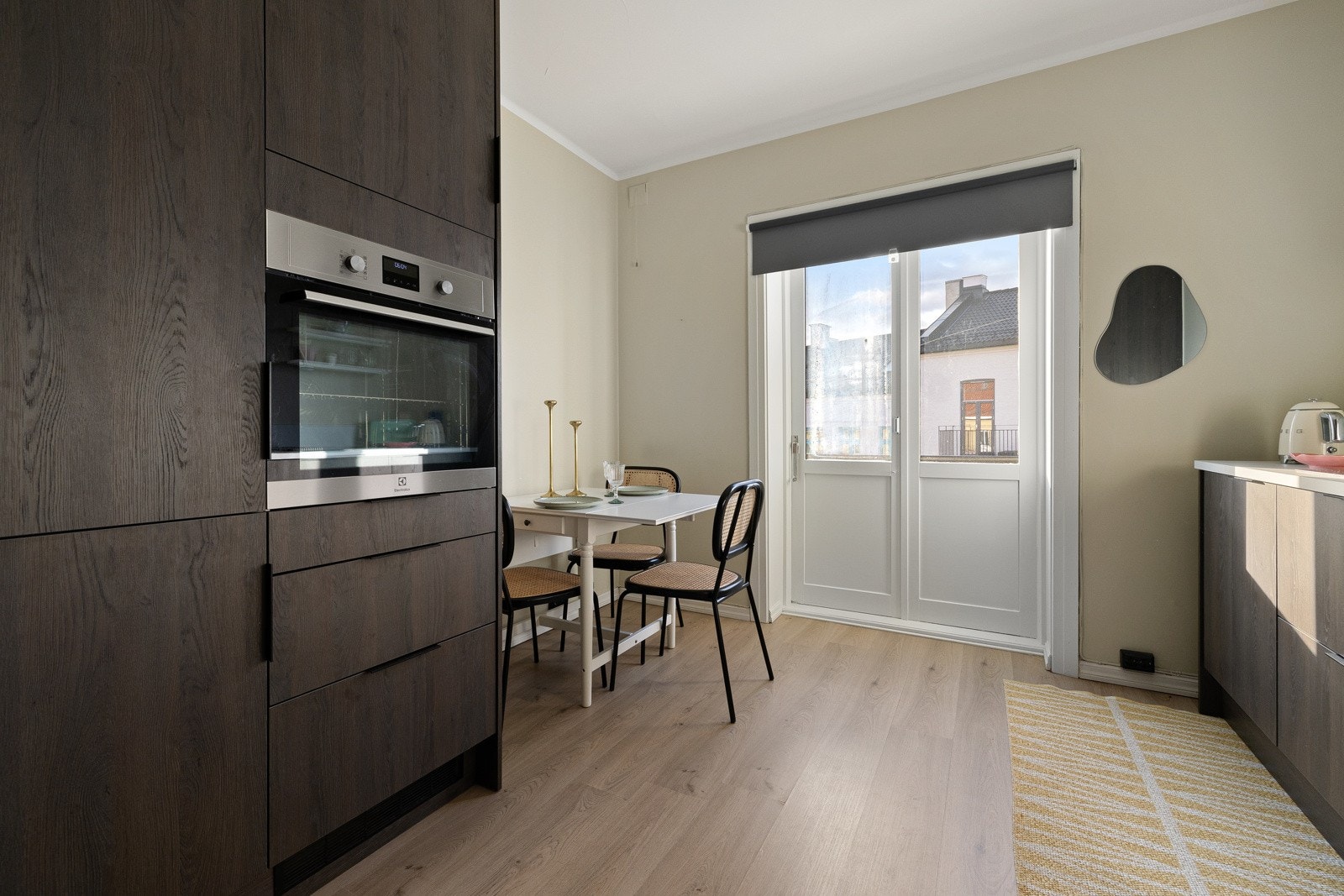 Tidsriktig utførelse på fronter i mørk eik. Alle hvitevarer er integrert. Galleribilde