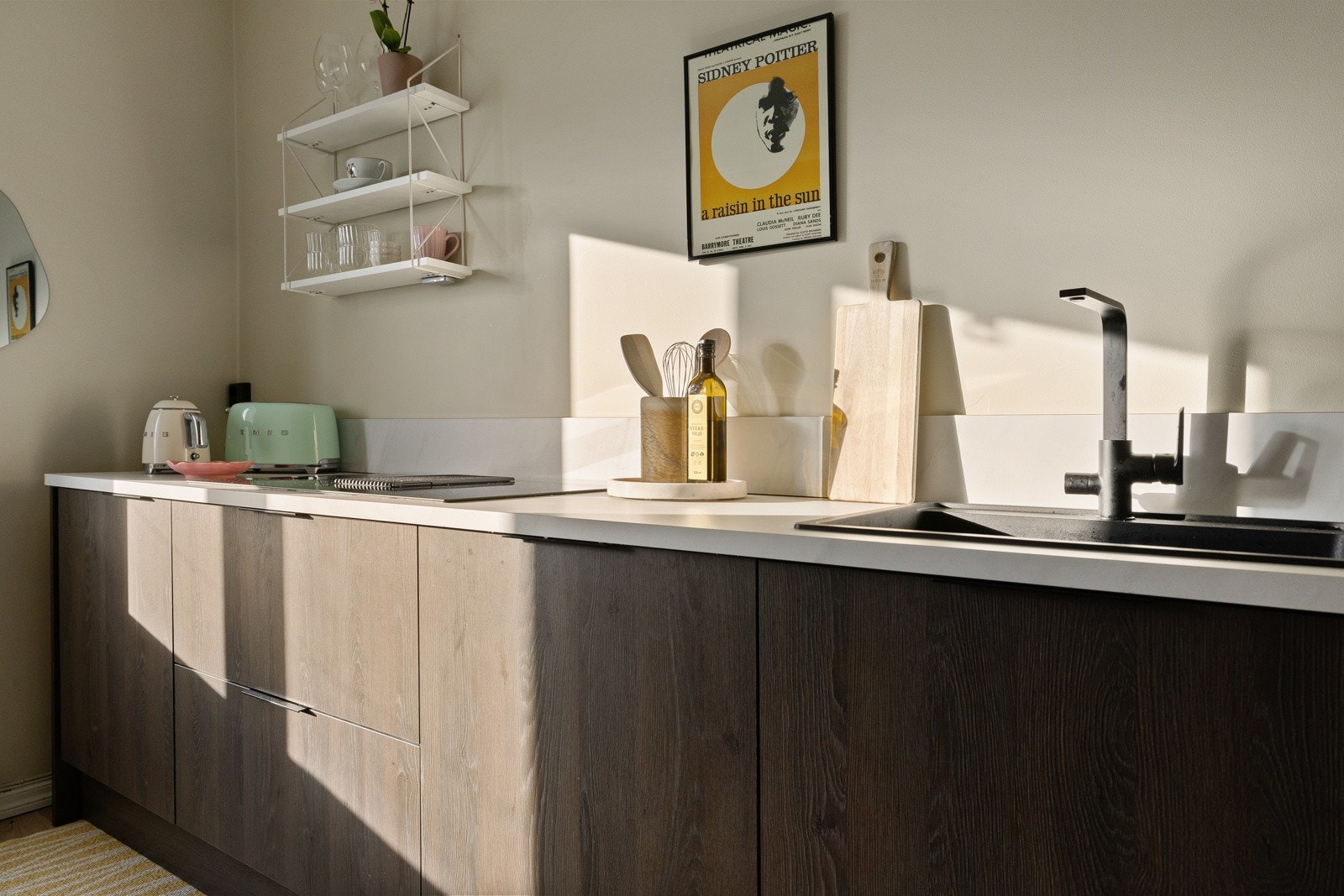 Nytt kjøkken fra HTH i 2023 med alle hvitevarer integrert. Det er integrert vaskemaskin på kjøkkenet. Galleribilde