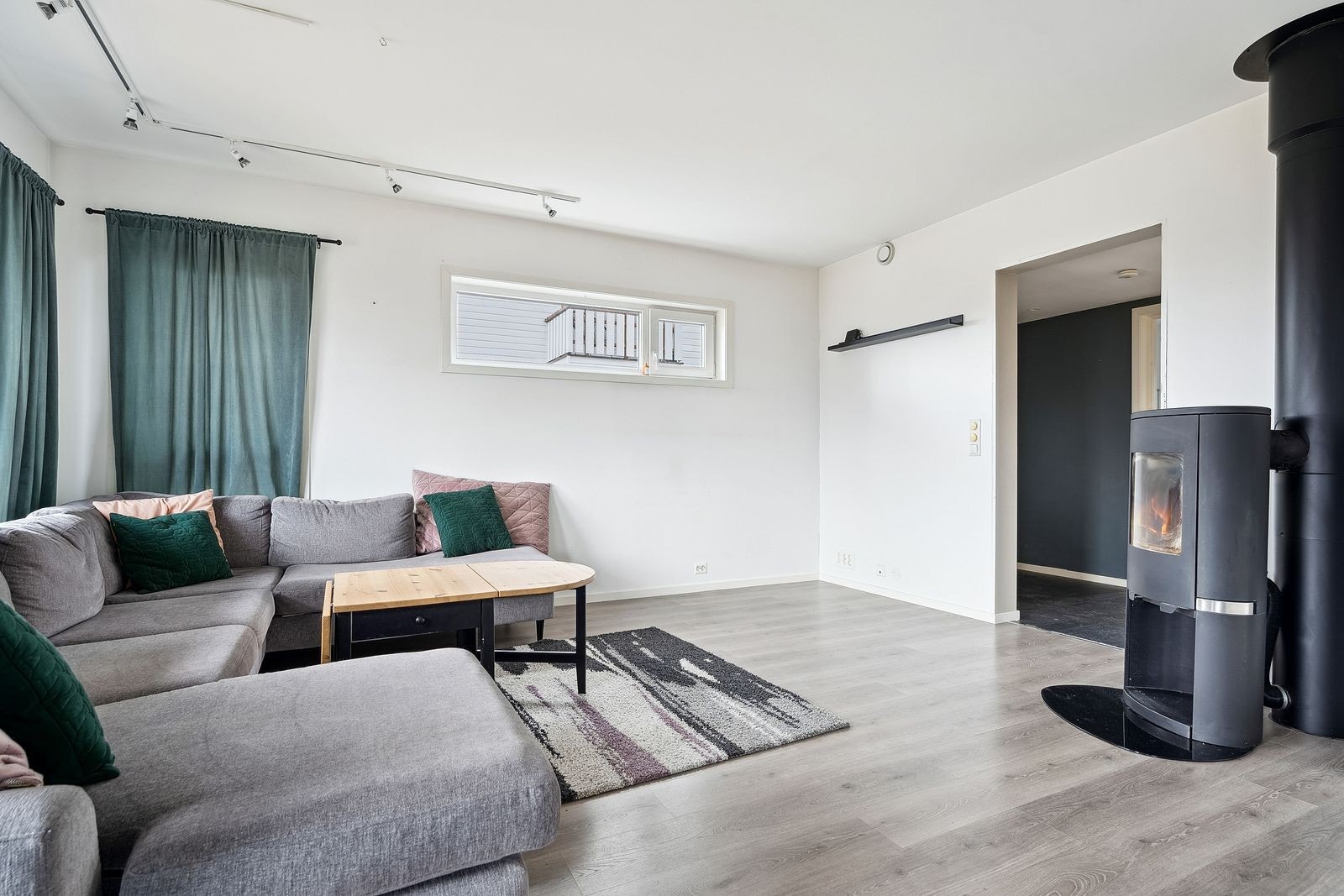 Moderne vedovn som effektivt varmer opp leiligheten. Galleribilde
