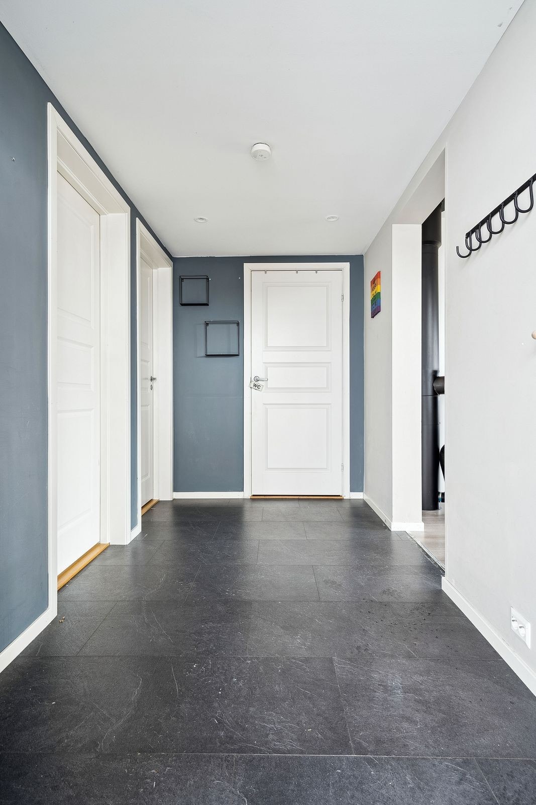Velkommen inn - fin størrelse på entré, med åpning inn til stue og kjøkken. Galleribilde