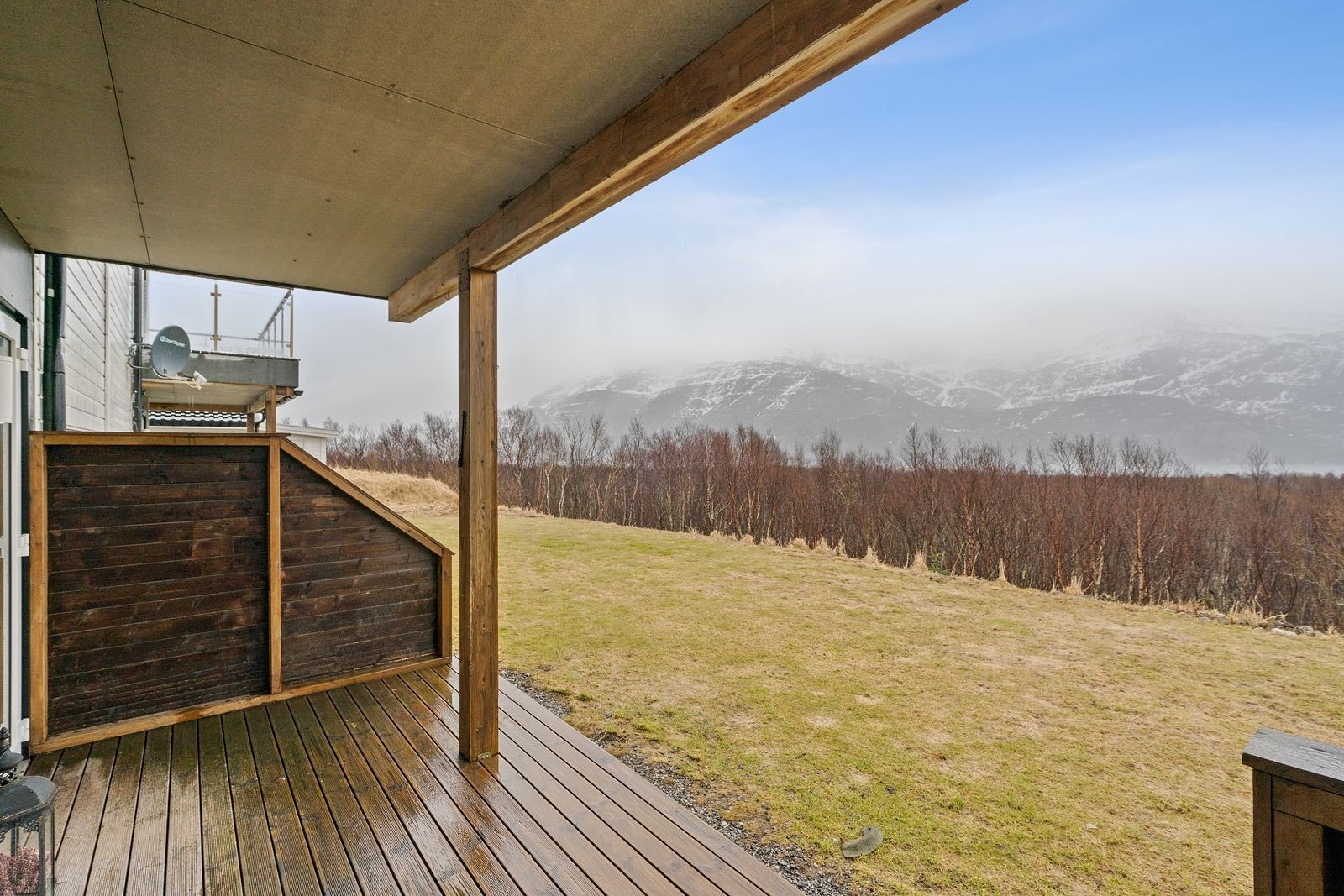 Takoverbygd terrasse med levegger både mot nord, sør og øst. Terrassen er fri for vindtrekk og gir et lunt hjørne mot sør. Leveggene i hjørnet er utført med gjennomskinnelige plater øverst som slipper inn lys, og trepanel på nedre del. Galleribilde