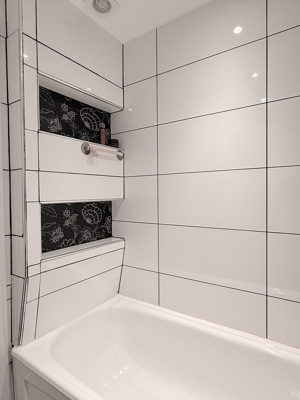 Praktisk innebygget nisje på baderommet Galleribilde