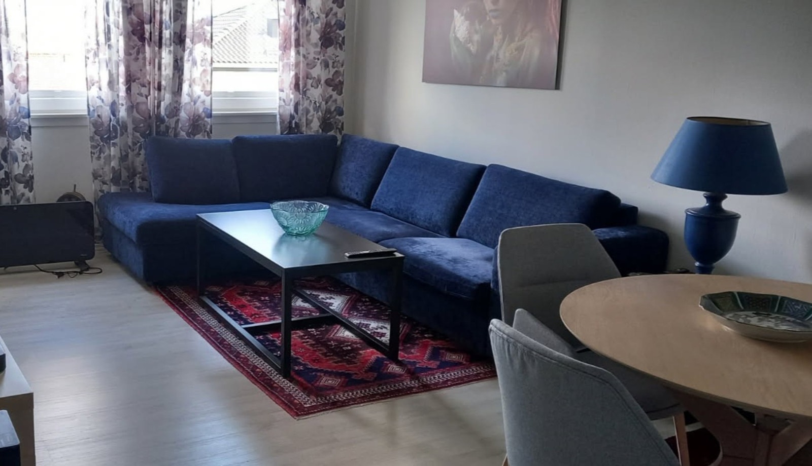 Her fra naboen som vi ser har plass til både sofa og spisebord Galleribilde