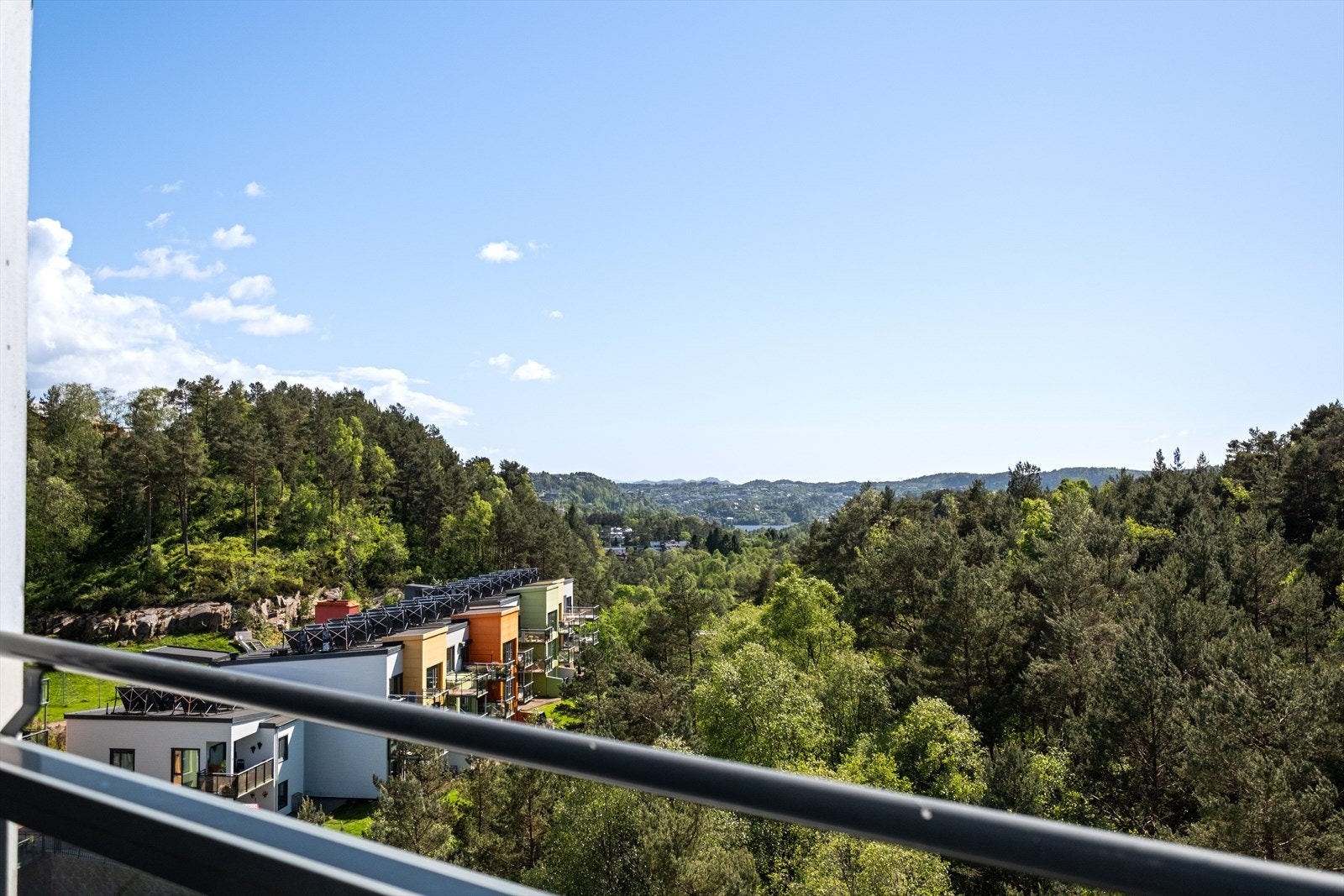 Usjenert, solrik og romslig balkong med nydelig utsikt mot Sælenvannet og nærområdet. Galleribilde